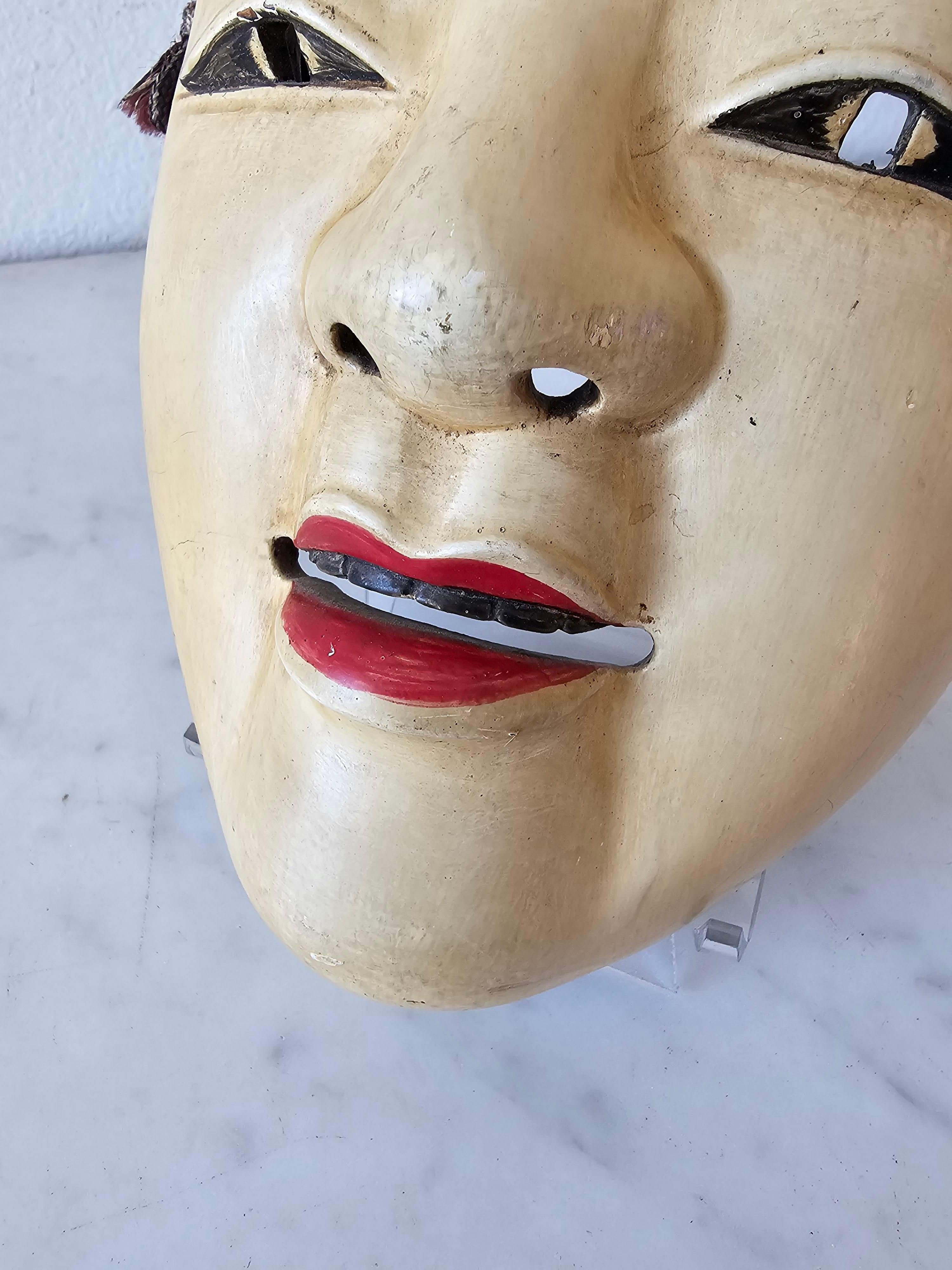 Sculpté à la main Masque japonais ancien de théâtre Noh en bois sculpté et peint en vente
