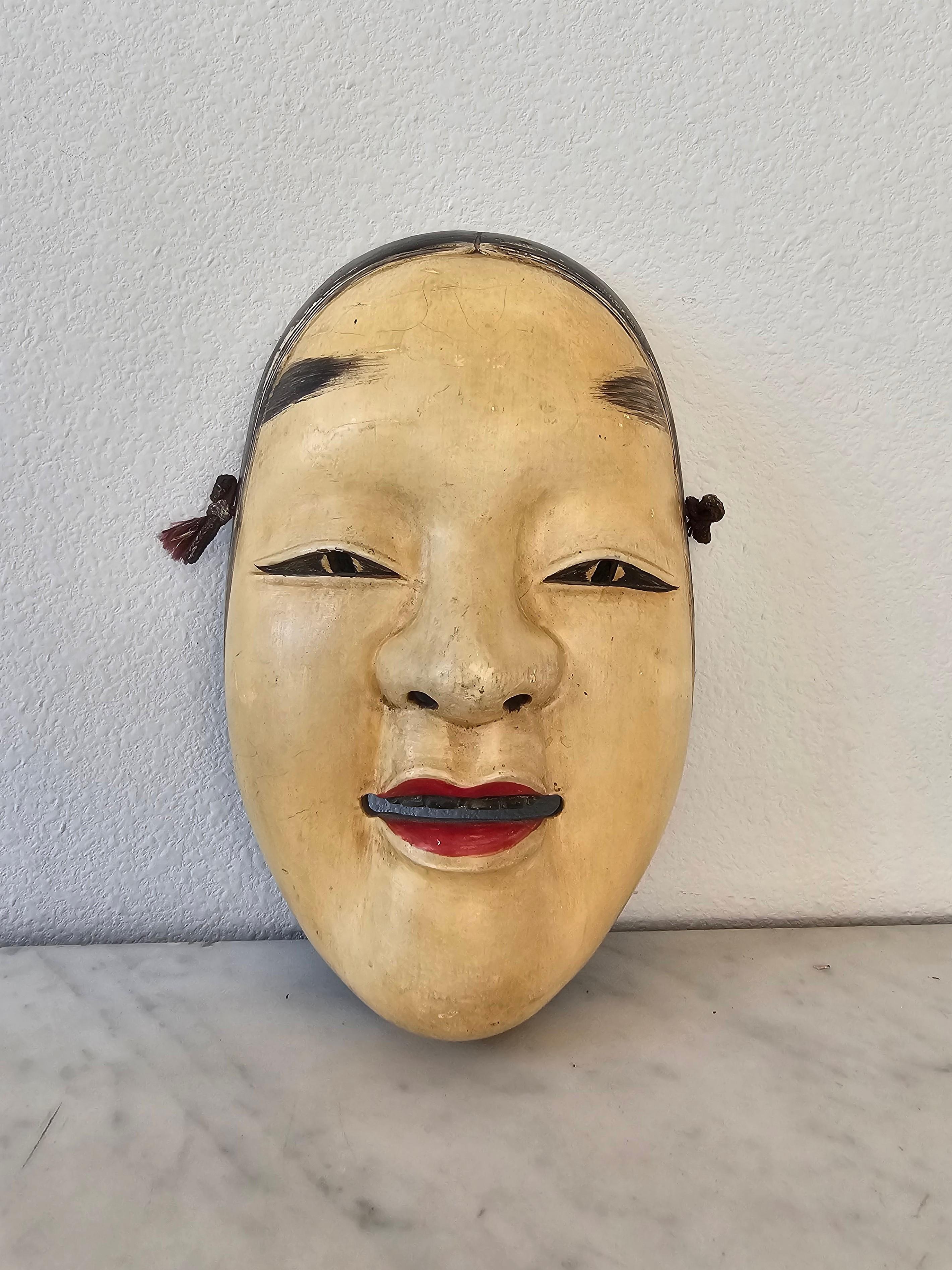 Antike japanische Noh-Theater-Maske aus geschnitztem, bemaltem Holz, Ko-Omote im Angebot 1