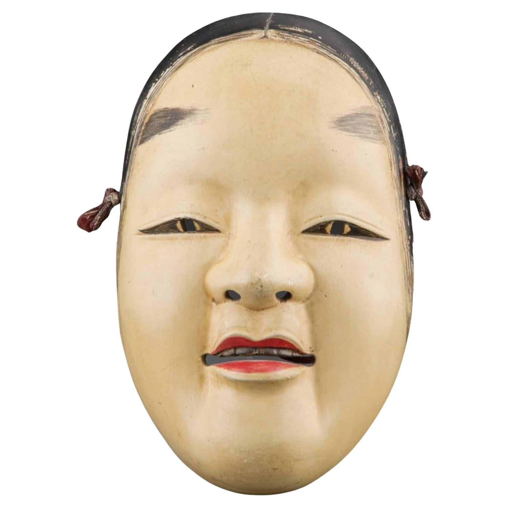 Antike japanische Noh-Theater-Maske aus geschnitztem, bemaltem Holz, Ko-Omote im Angebot