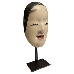 Masque de théâtre japonais ancien Noh Ko-Omote, Japon, XIXe siècle.
