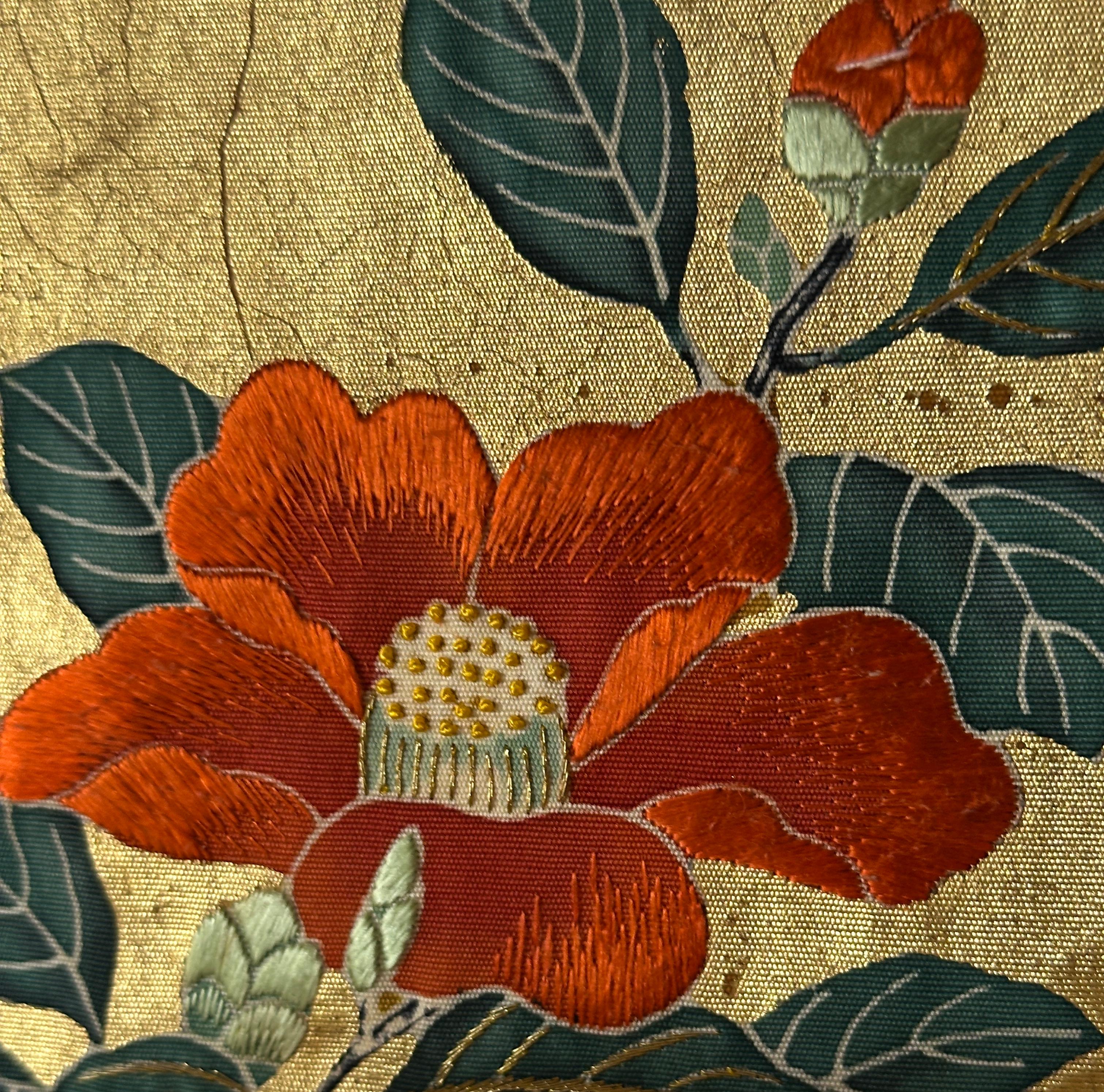 Antico pannello tessile giapponese Obi con uccelli e fiori di camelia, periodo Meiji in vendita 5