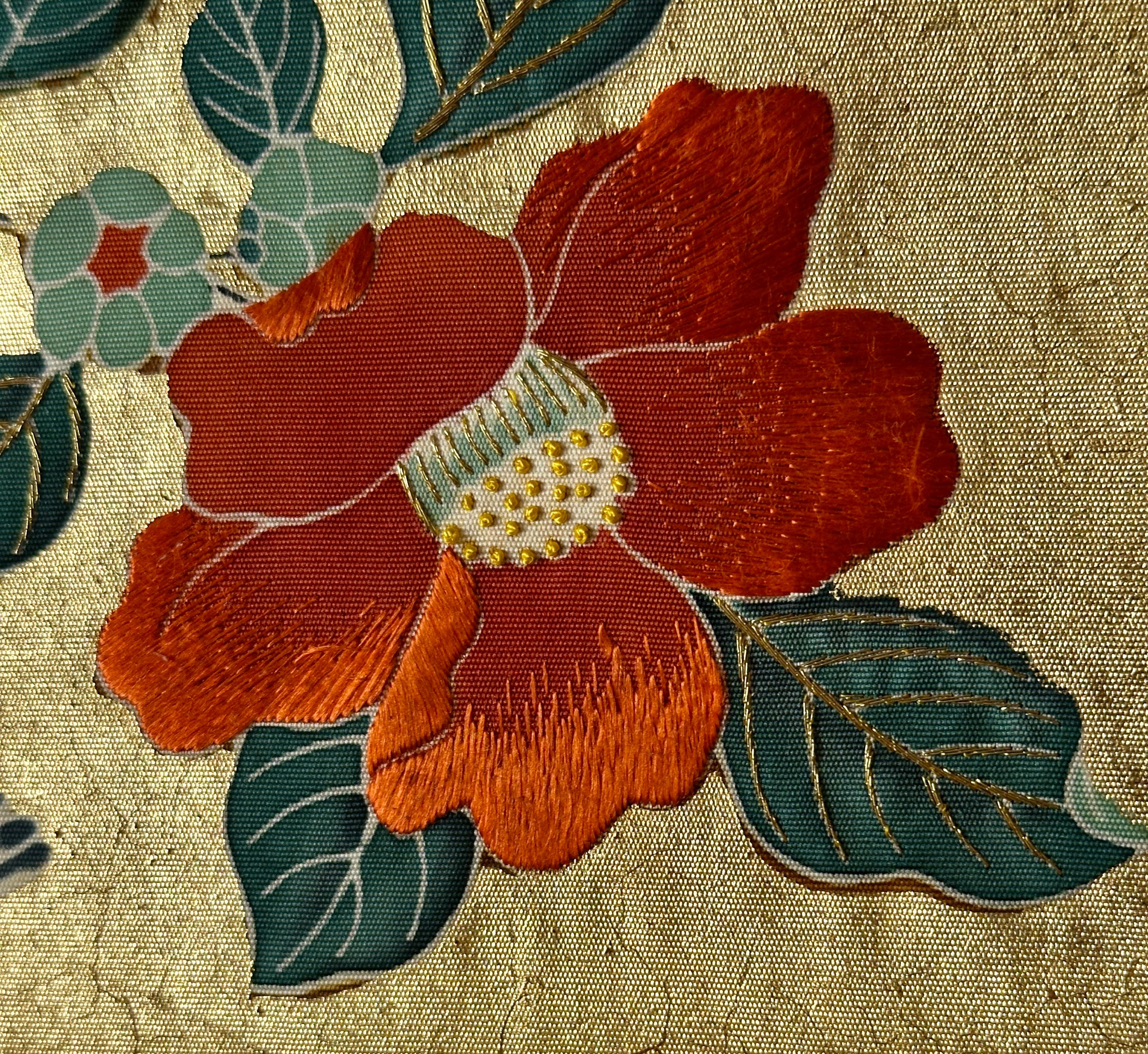 Antico pannello tessile giapponese Obi con uccelli e fiori di camelia, periodo Meiji in vendita 7