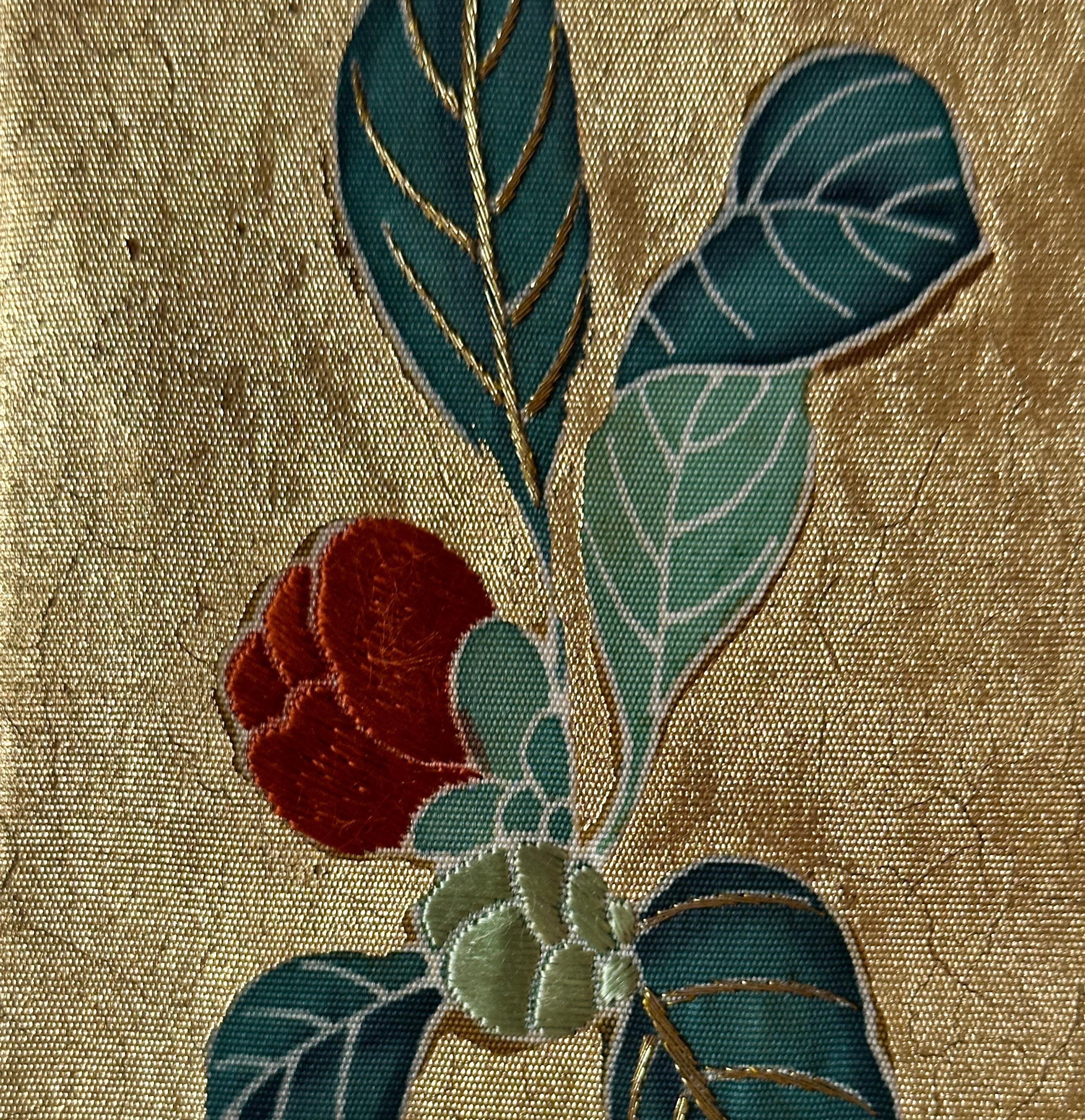 Antico pannello tessile giapponese Obi con uccelli e fiori di camelia, periodo Meiji in vendita 12
