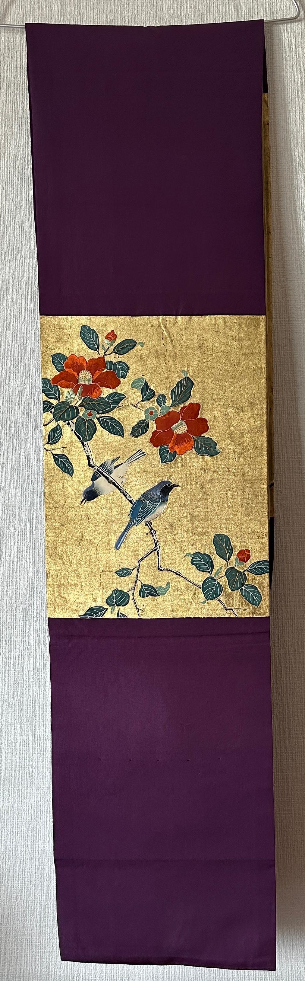 Un magnifico frammento di obi di seta giapponese del periodo Meiji (1868-1912), che presenta un eccezionale ricamo a mano e una sovrapposizione di foglie d'oro.

Questo raffinato tessuto presenta una coppia di uccelli appollaiati sui rami di un
