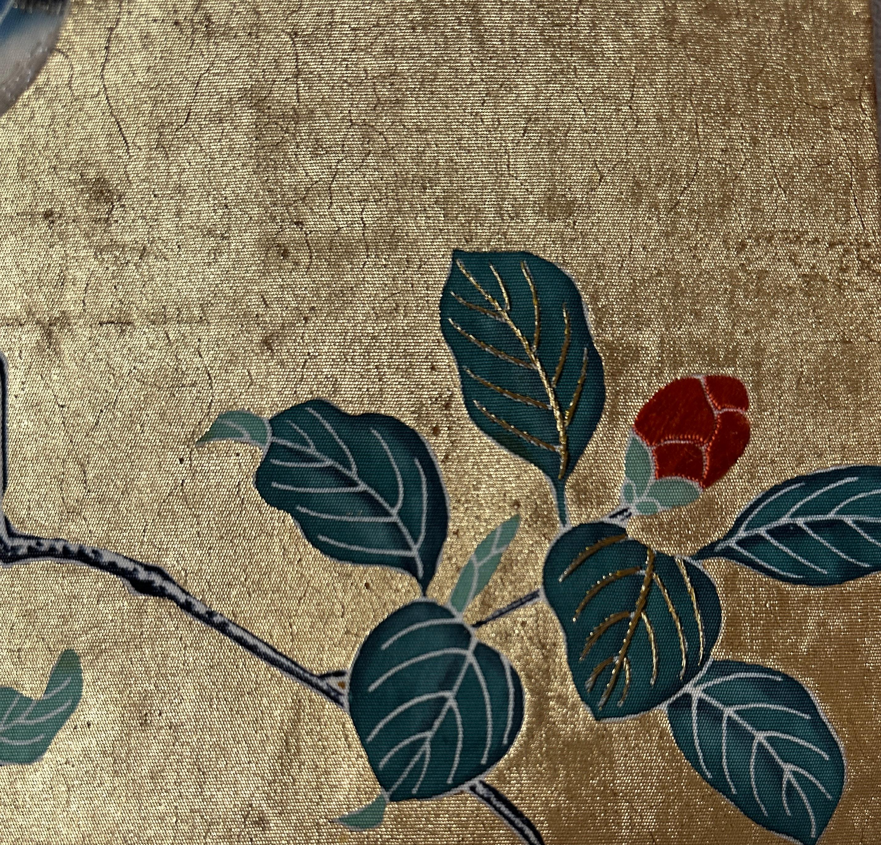 XIX secolo Antico pannello tessile giapponese Obi con uccelli e fiori di camelia, periodo Meiji in vendita