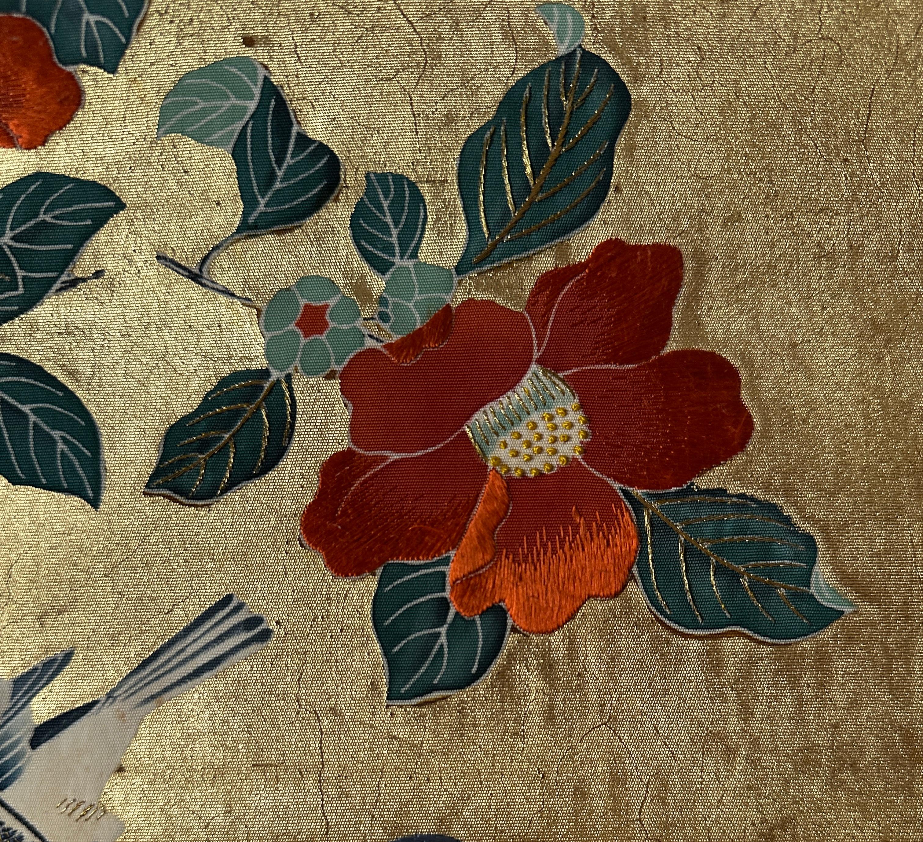 Antico pannello tessile giapponese Obi con uccelli e fiori di camelia, periodo Meiji in vendita 2
