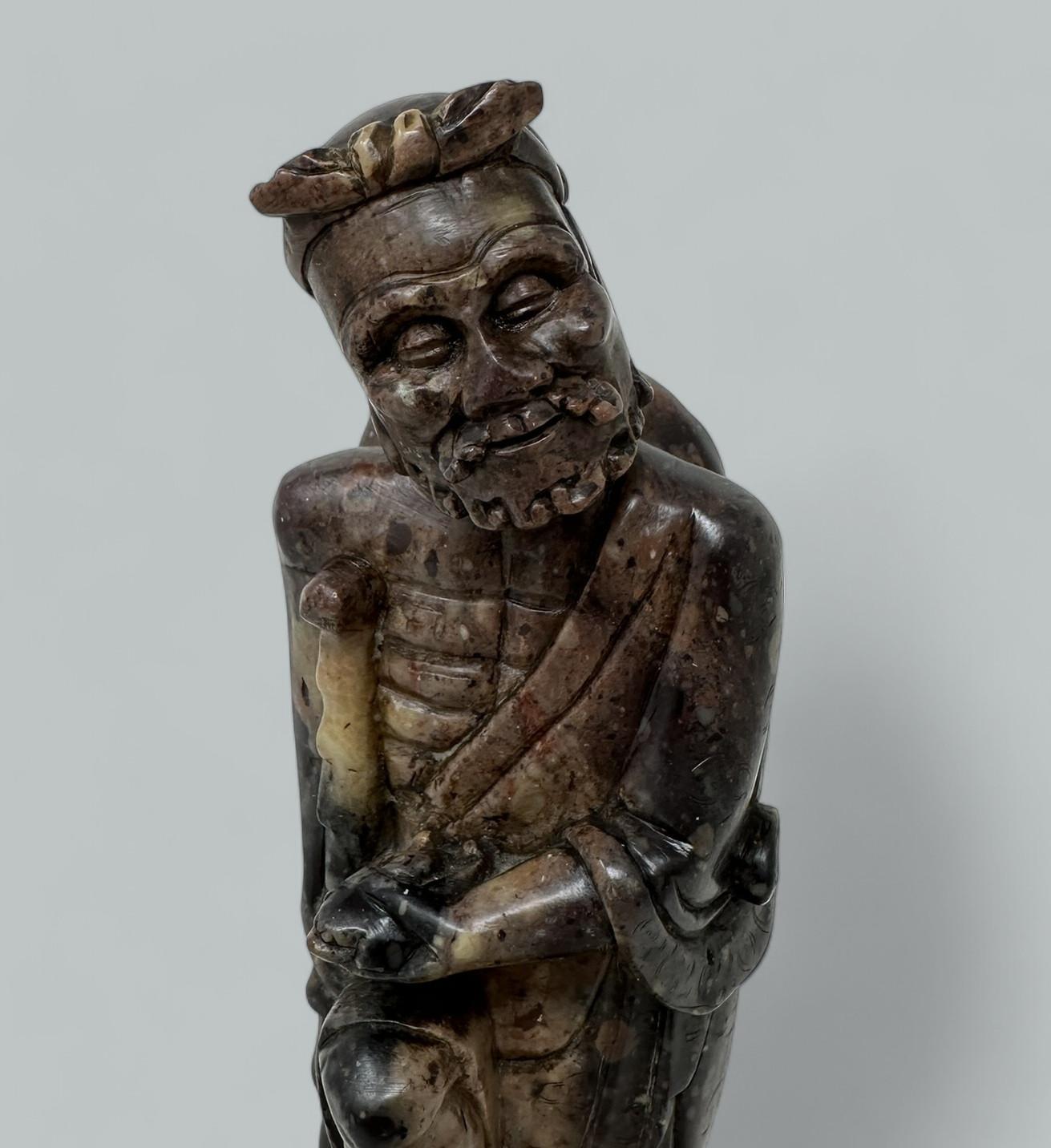 Cinese Antica figura di gentiluomo cinese in pietra ollare intagliata in vendita
