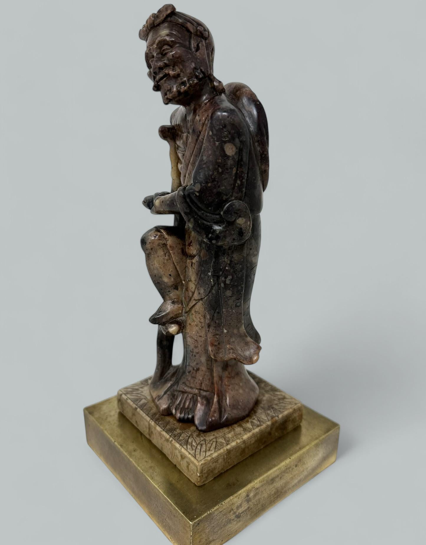 Antica figura di gentiluomo cinese in pietra ollare intagliata In condizioni buone in vendita a Dublin, Ireland