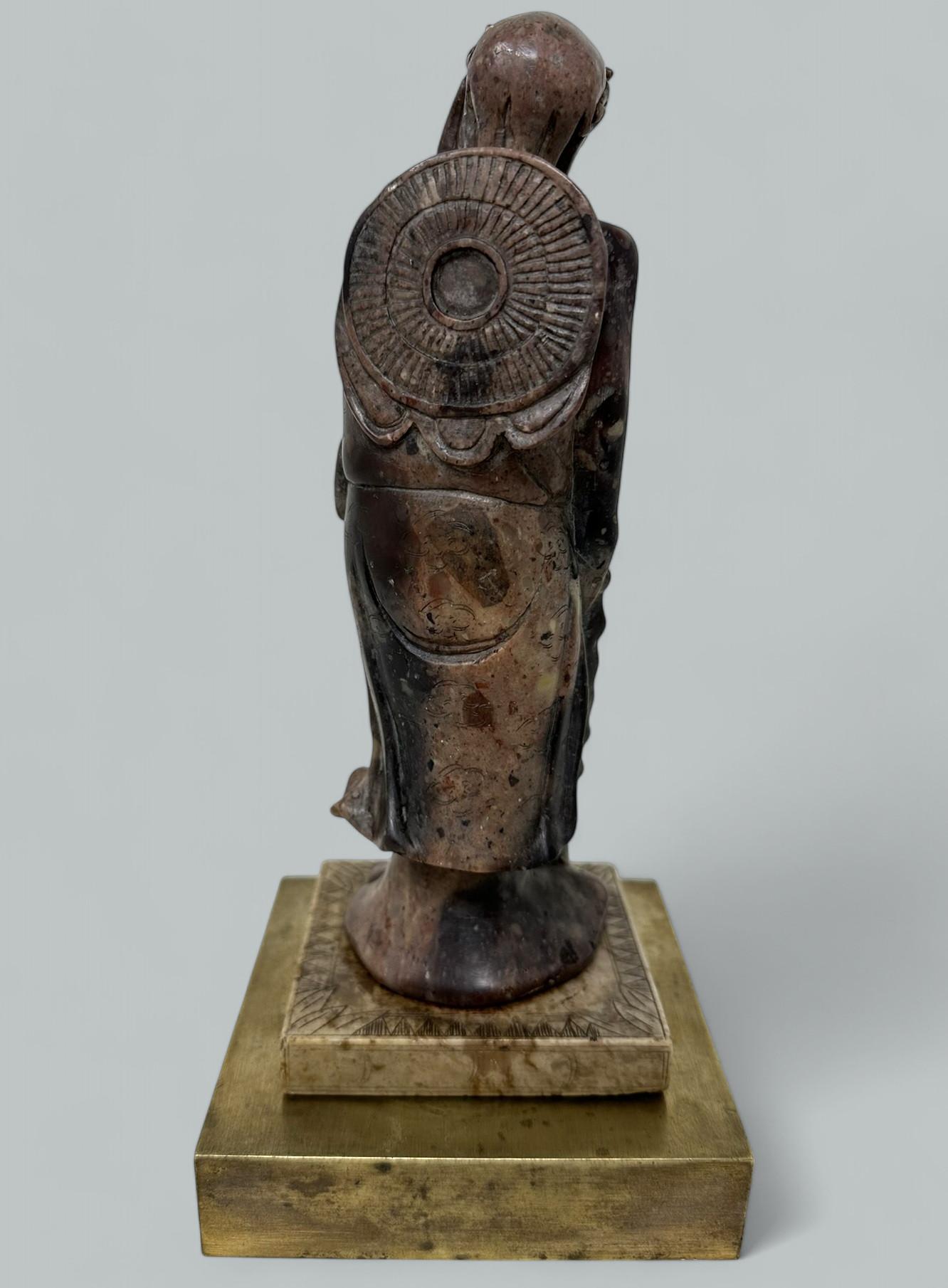 XX secolo Antica figura di gentiluomo cinese in pietra ollare intagliata in vendita