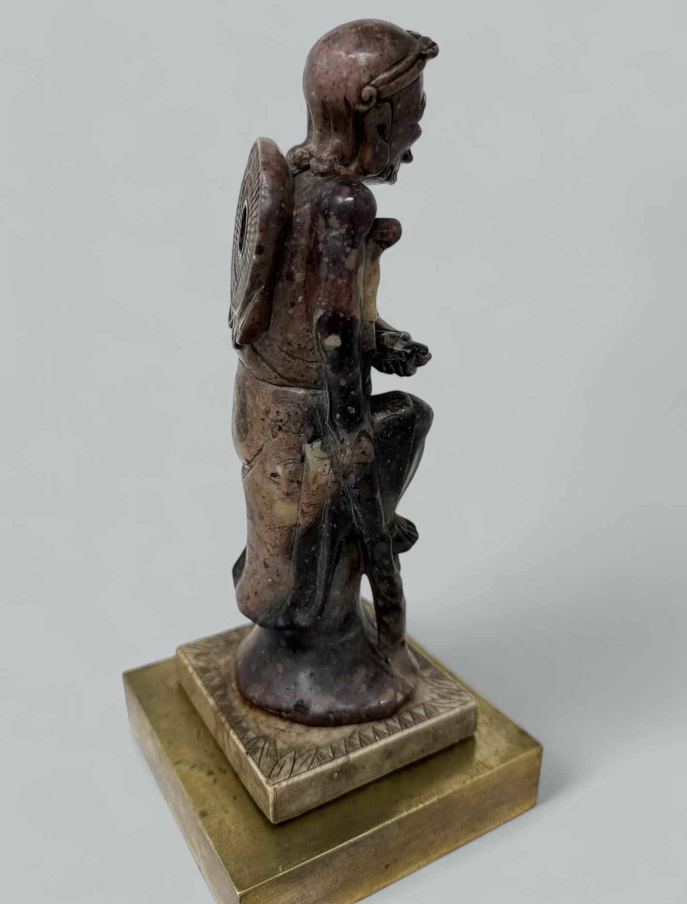 Ottone Antica figura di gentiluomo cinese in pietra ollare intagliata in vendita