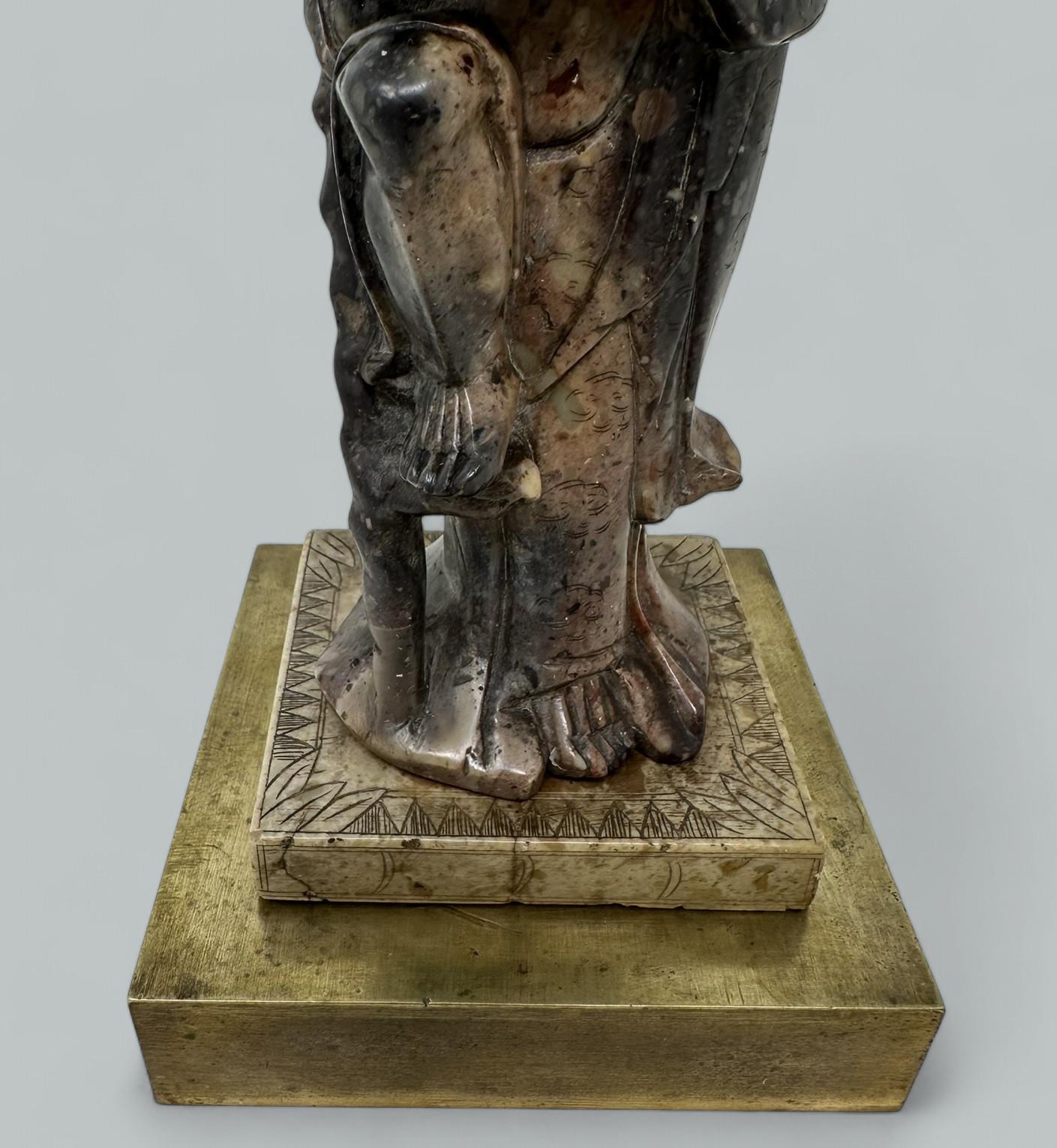 Antica figura di gentiluomo cinese in pietra ollare intagliata in vendita 1