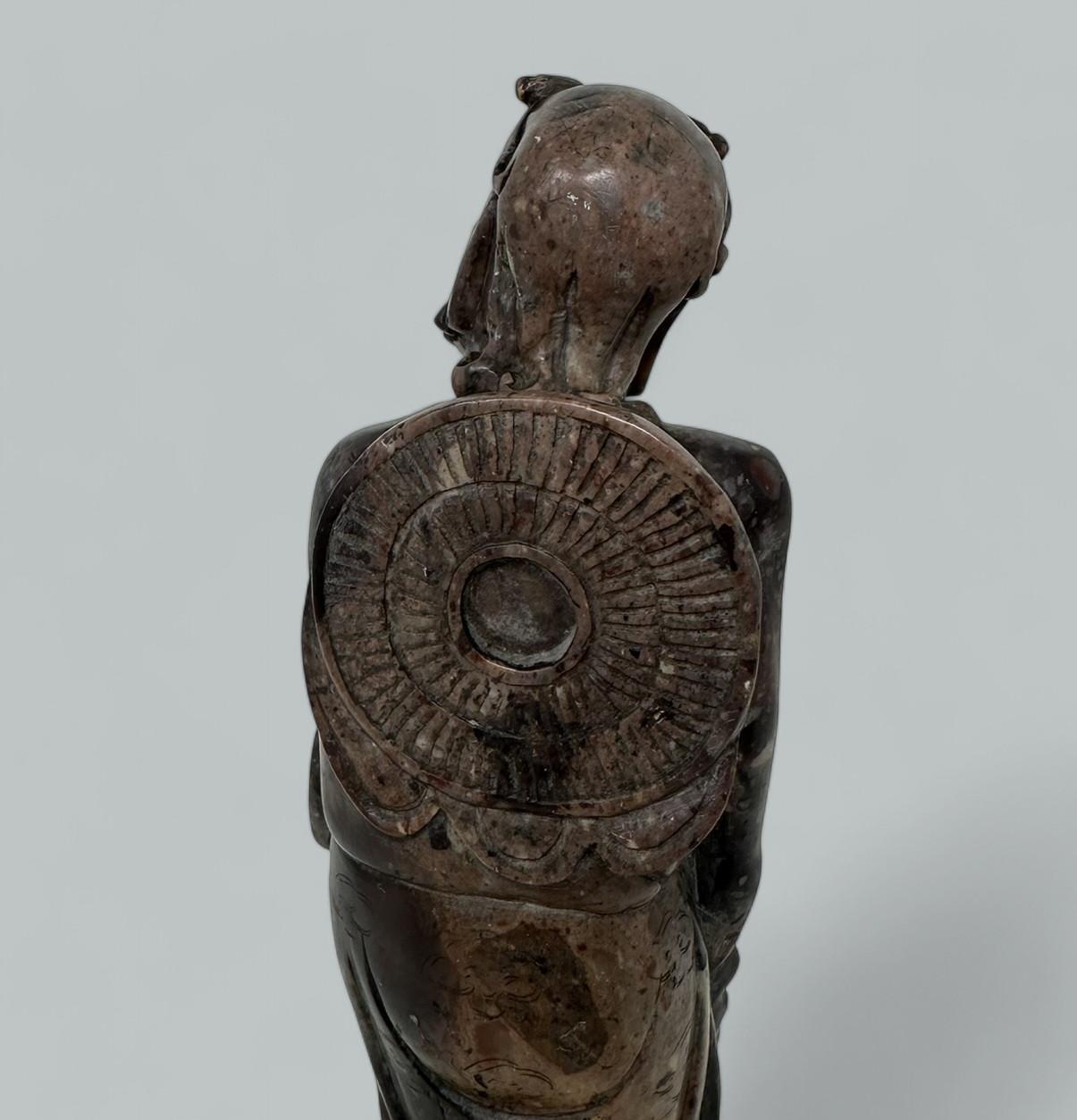 Antica figura di gentiluomo cinese in pietra ollare intagliata in vendita 2
