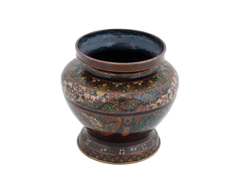 Un antico vaso in smalto cloisonne giapponese Meiji di alta qualità di Ota Tameshiro. Circa alla fine del XIX secolo. Il vaso è smaltato con ornamenti floreali e fogliacei in smalto policromo realizzati con la tecnica dello smalto Cloisonne. Marchio