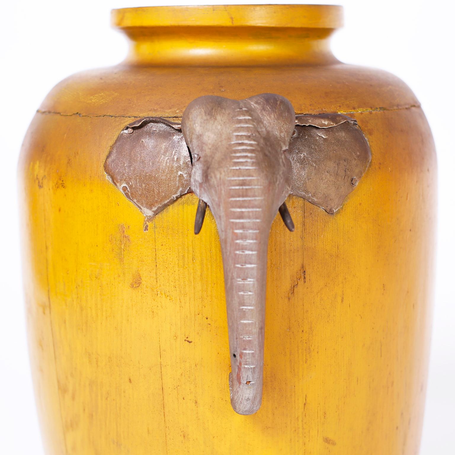 Giapponese Antico vaso giapponese in legno dipinto con elefanti in vendita