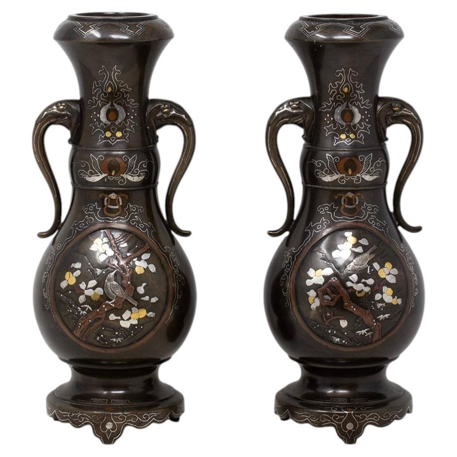 Paire de vases japonais anciens de l'époque Meiji, en bronze et métaux divers