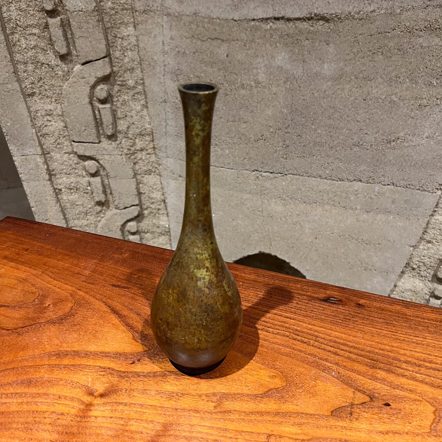 Sculptural Japanese Bronze Vase Teardrop Bottle
Patinated metal iron and gilt
10.13 h x 3.25 diameter
Original preowned vintage unrestored
See all images provided.