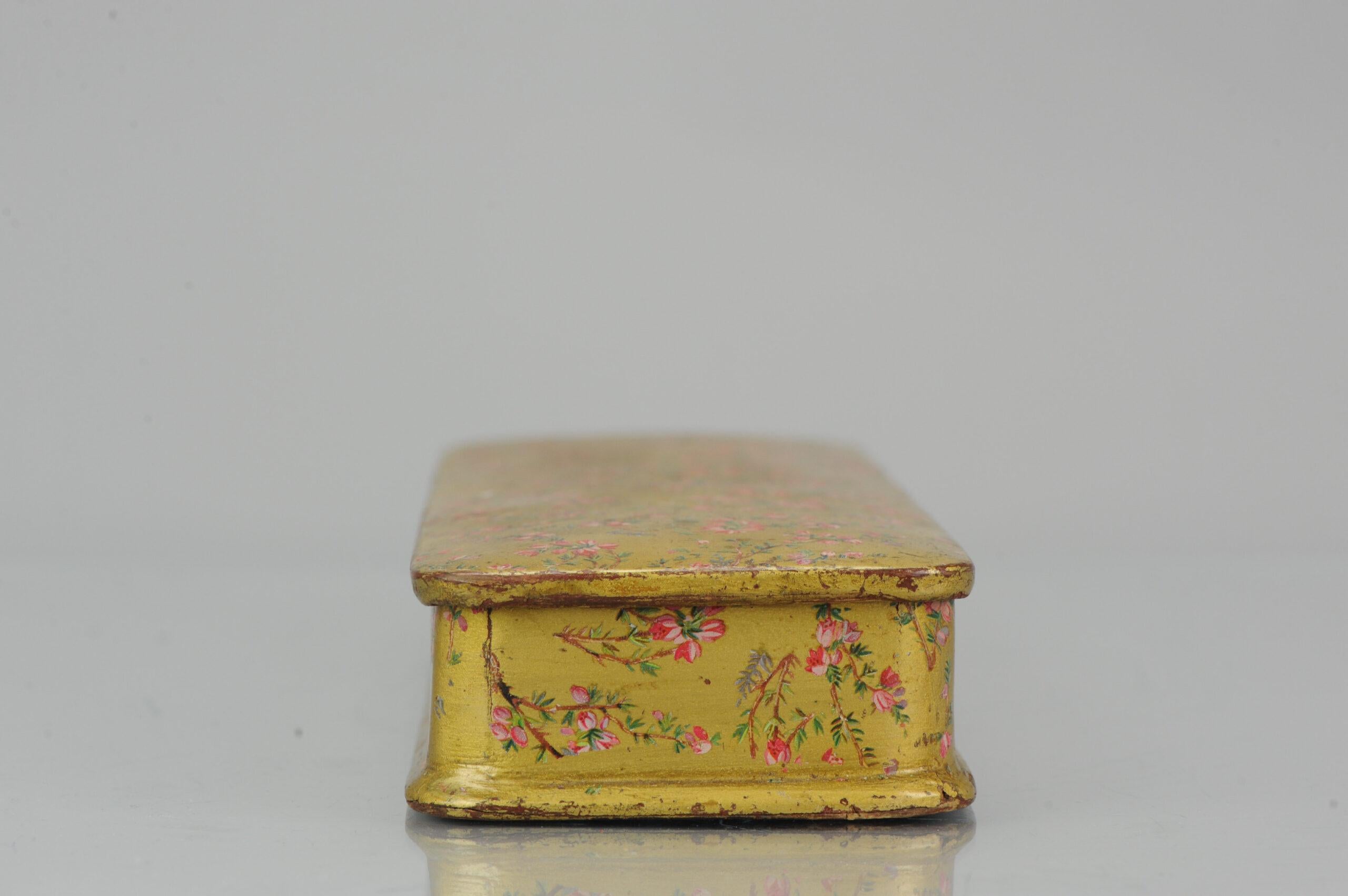 Japanische Lackschachtel 19. Jahrhundert
Von rechteckiger Form, insgesamt gemalt in famille rose Farben mit Blumen, die alle auf einem gelben Grund, das Innere in rot.

Zusätzliche Informationen:
Herkunftsregion: Japan
Zeitraum: 19.