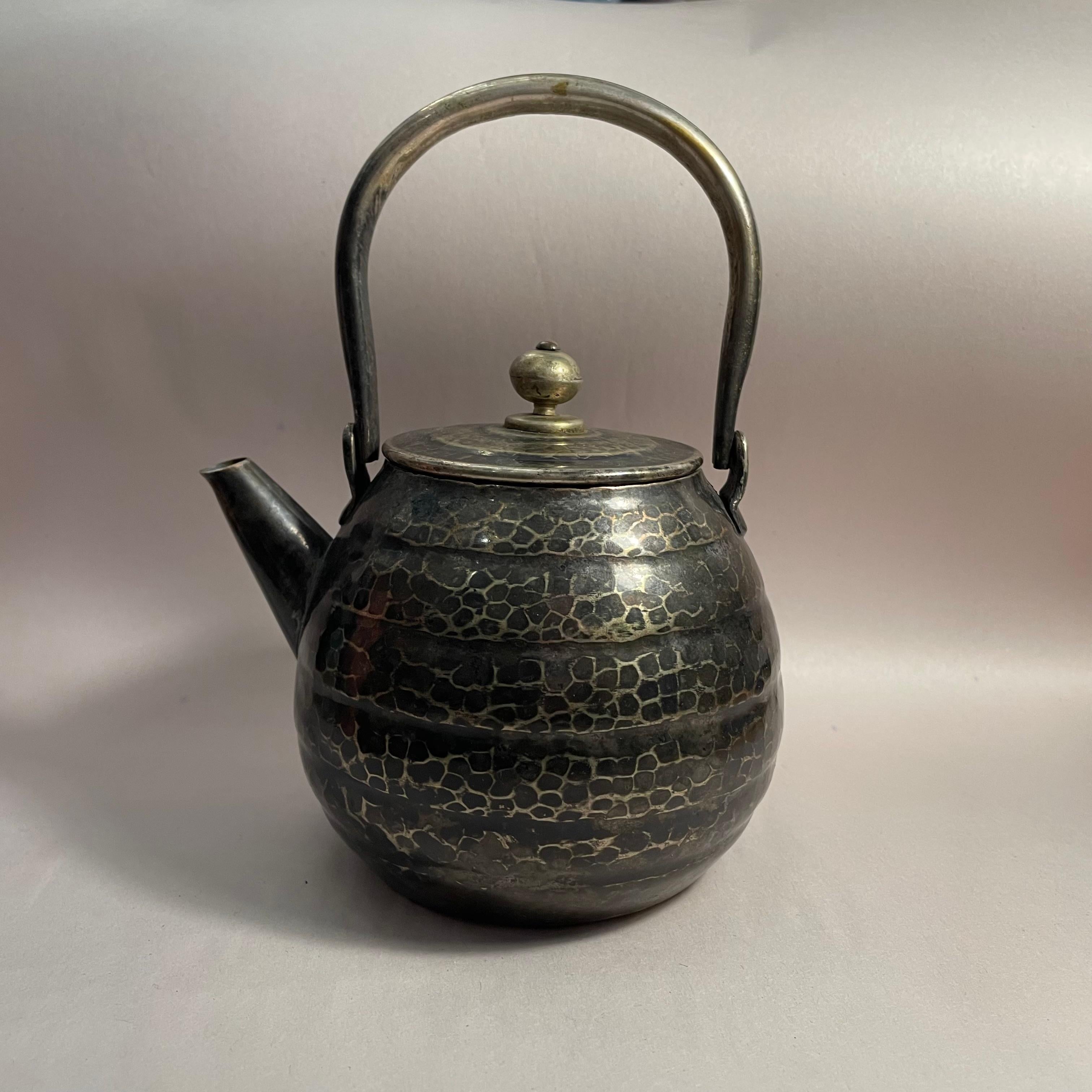 Si tratta di un'antica brocca per la cerimonia del tè realizzata in Giappone intorno agli anni '20 (epoca Taisho). E realizzato con il rame.  Questa brocca presenta una firma sul fondo, scritta Kinyoudou.

Questo tipo di brocche sono chiamate