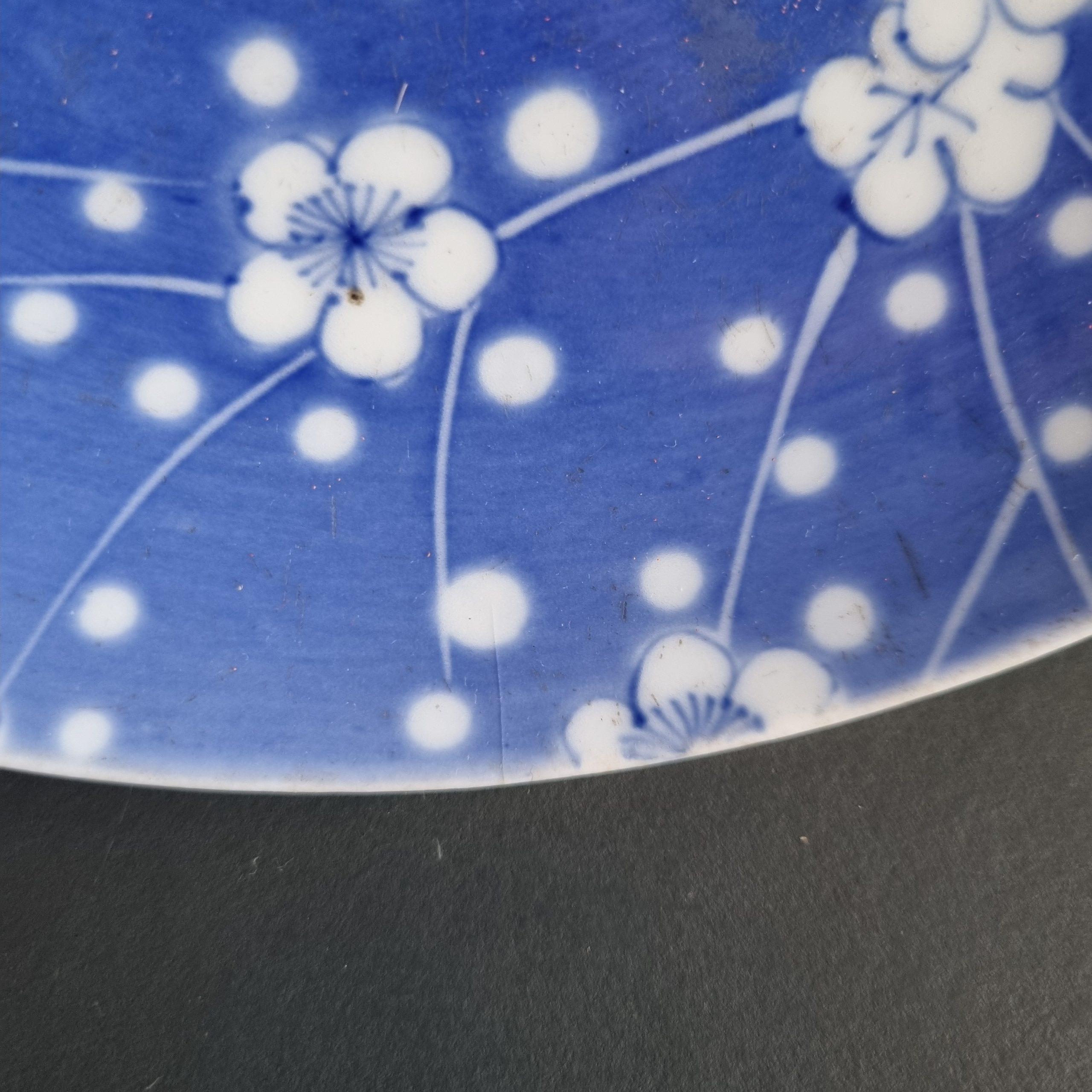Antiker japanischer Arita Nabeshima-Teller auf Eis mit blauem und weißem Prunus in Blau und Weiß, 19. Jahrhundert (Japanisch) im Angebot