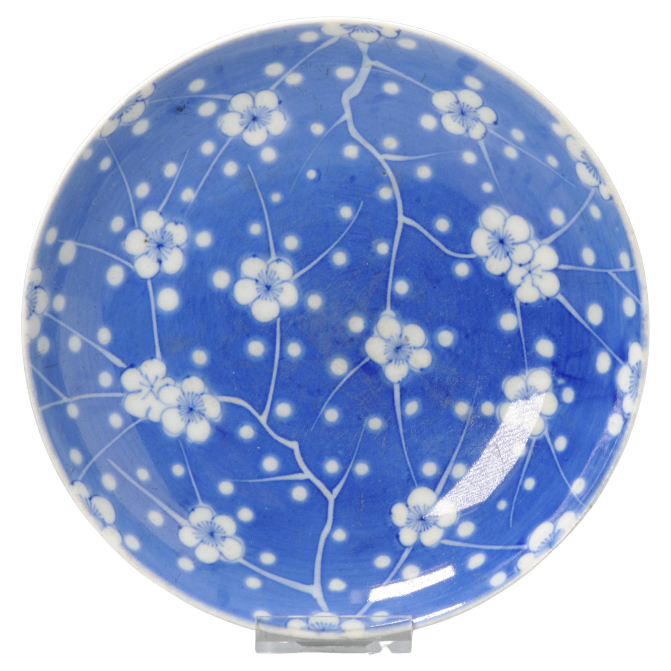 Antico piatto giapponese Arita Nabeshima Blu e Bianco Prunus on Ice, XIX secolo in vendita