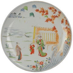 Antiker japanischer polychromer Plattenteller mit Szene aus dem Herbstgarten, 18./19. Cen