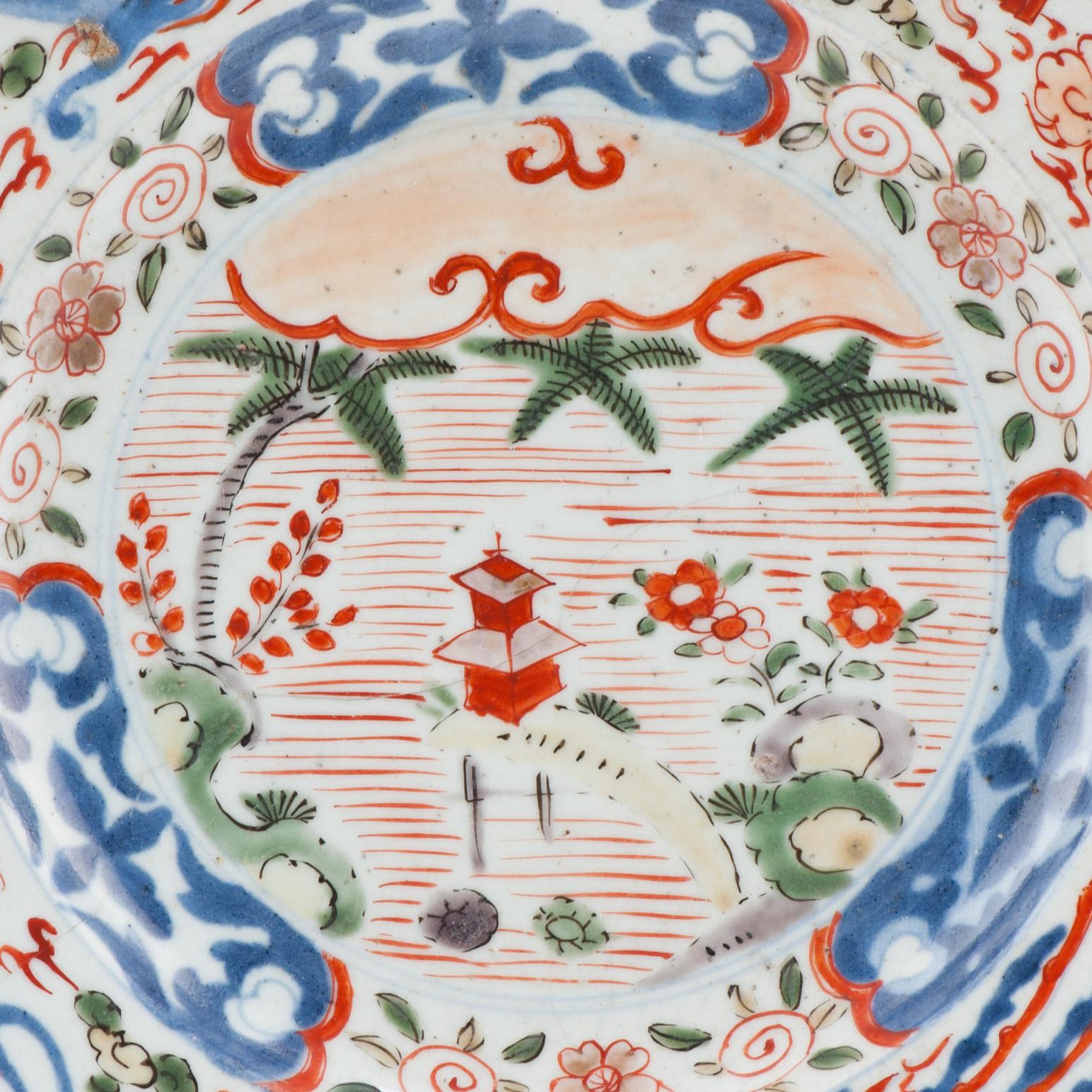 Un piatto Arita in una scatola di cartone.
Periodo Edo (XVII secolo)

Decorato in smalto sovrasmalto su blu sottosmalto. Fiori, paesaggio, drago e fenice.
Il colore esplode da esso.
Periodo: 1660-1680

Informazioni aggiuntive:
Materiale: Porcellana