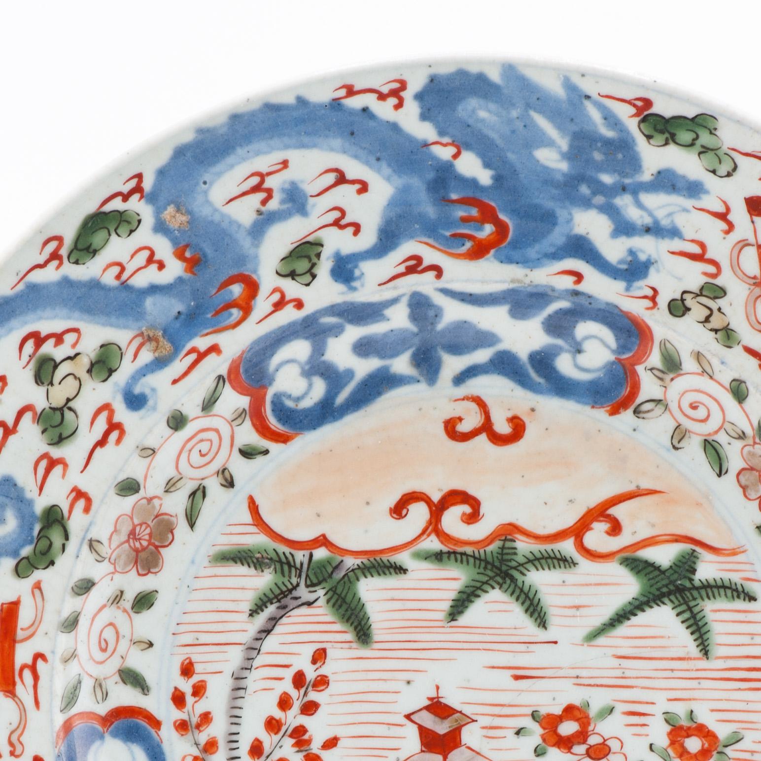 Edo Antico piatto giapponese policromo con paesaggio e drago fenice, 1660-1680 in vendita