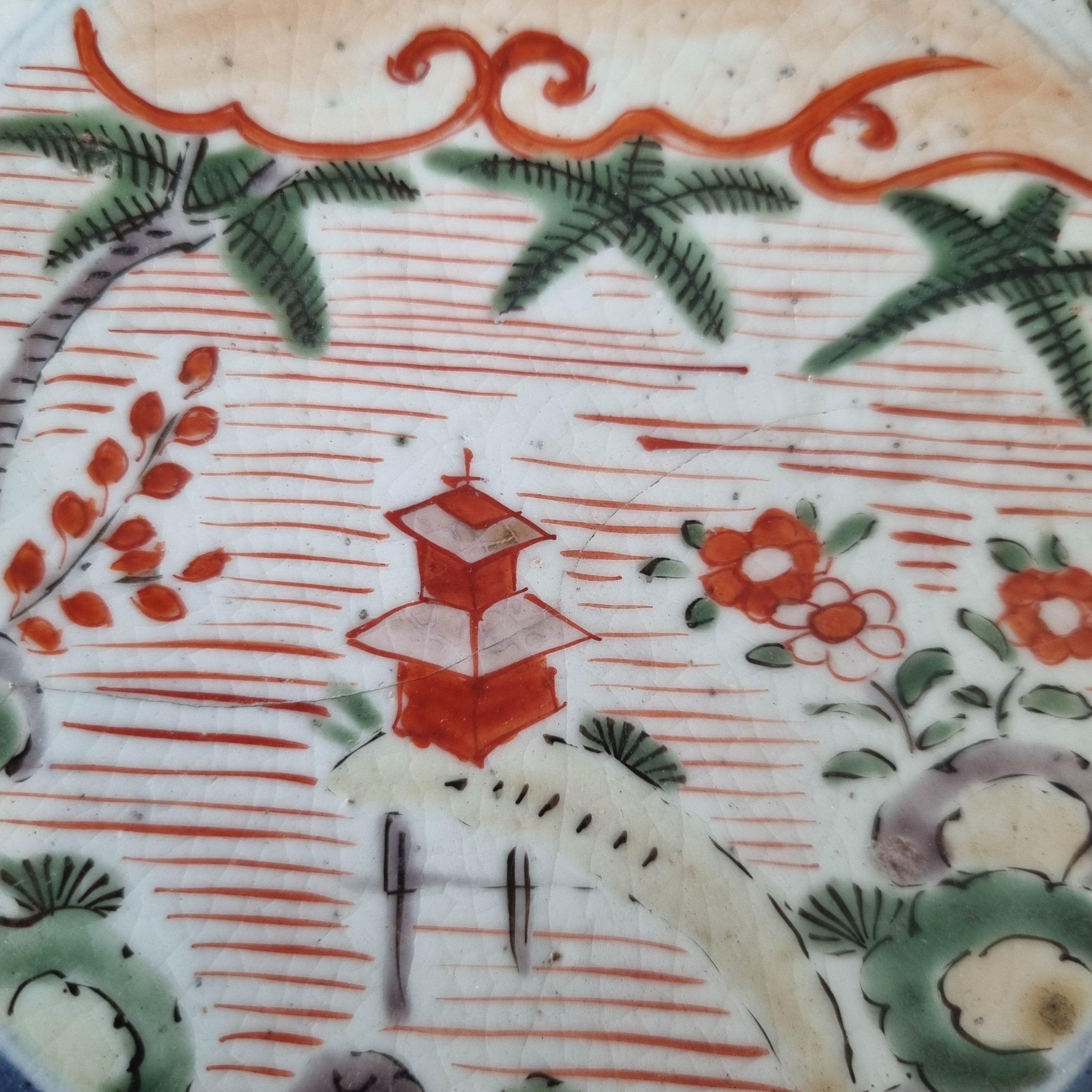 Antico piatto giapponese policromo con paesaggio e drago fenice, 1660-1680 In condizioni buone in vendita a Amsterdam, Noord Holland