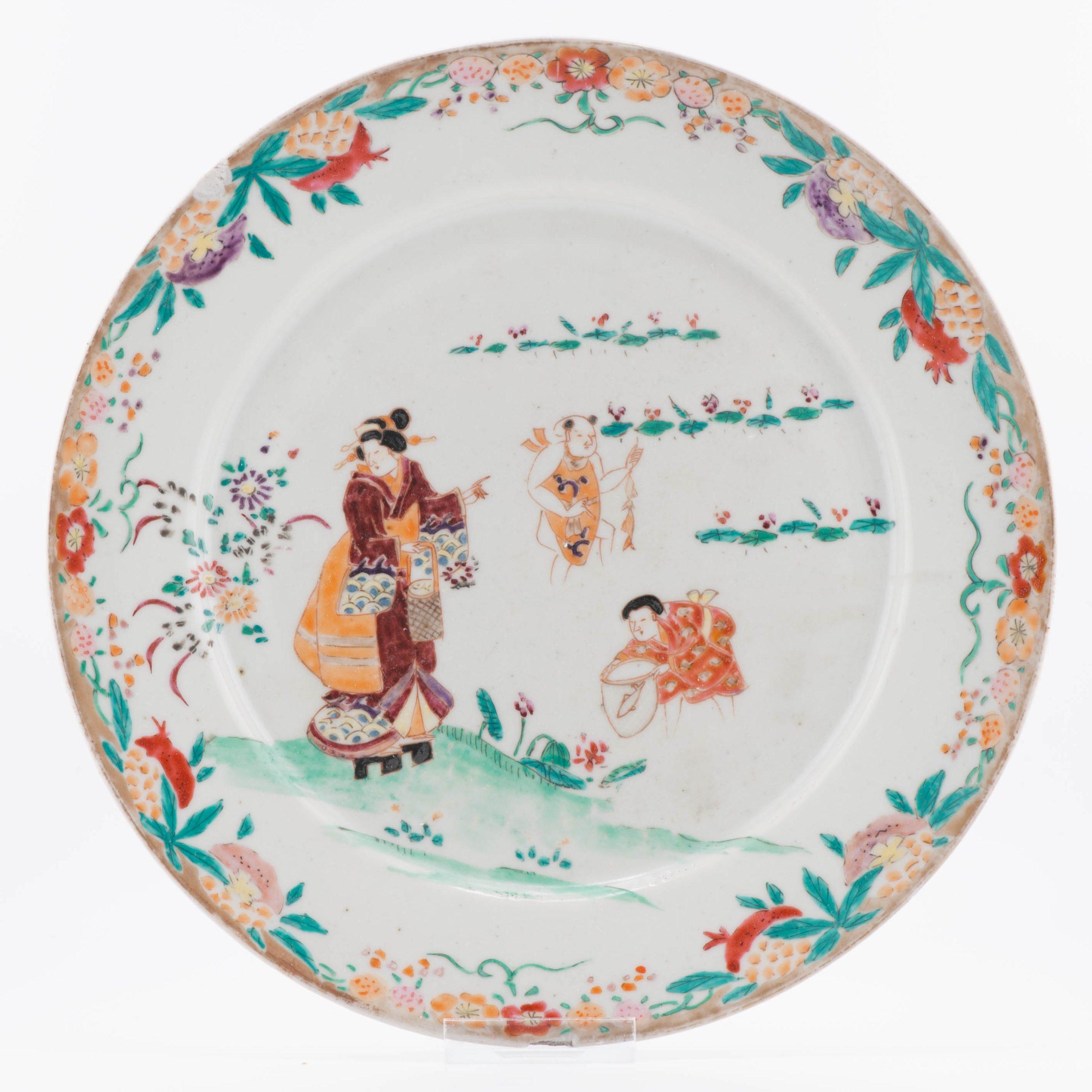 Condividiamo con te questo insolito e magnifico piatto del periodo Meiji (XIX secolo). Presenta un'interessante e graziosa scena policroma di diverse figure in un giardino/stagno.
Due figure stanno pescando in uno stagno e una è in piedi sulla riva