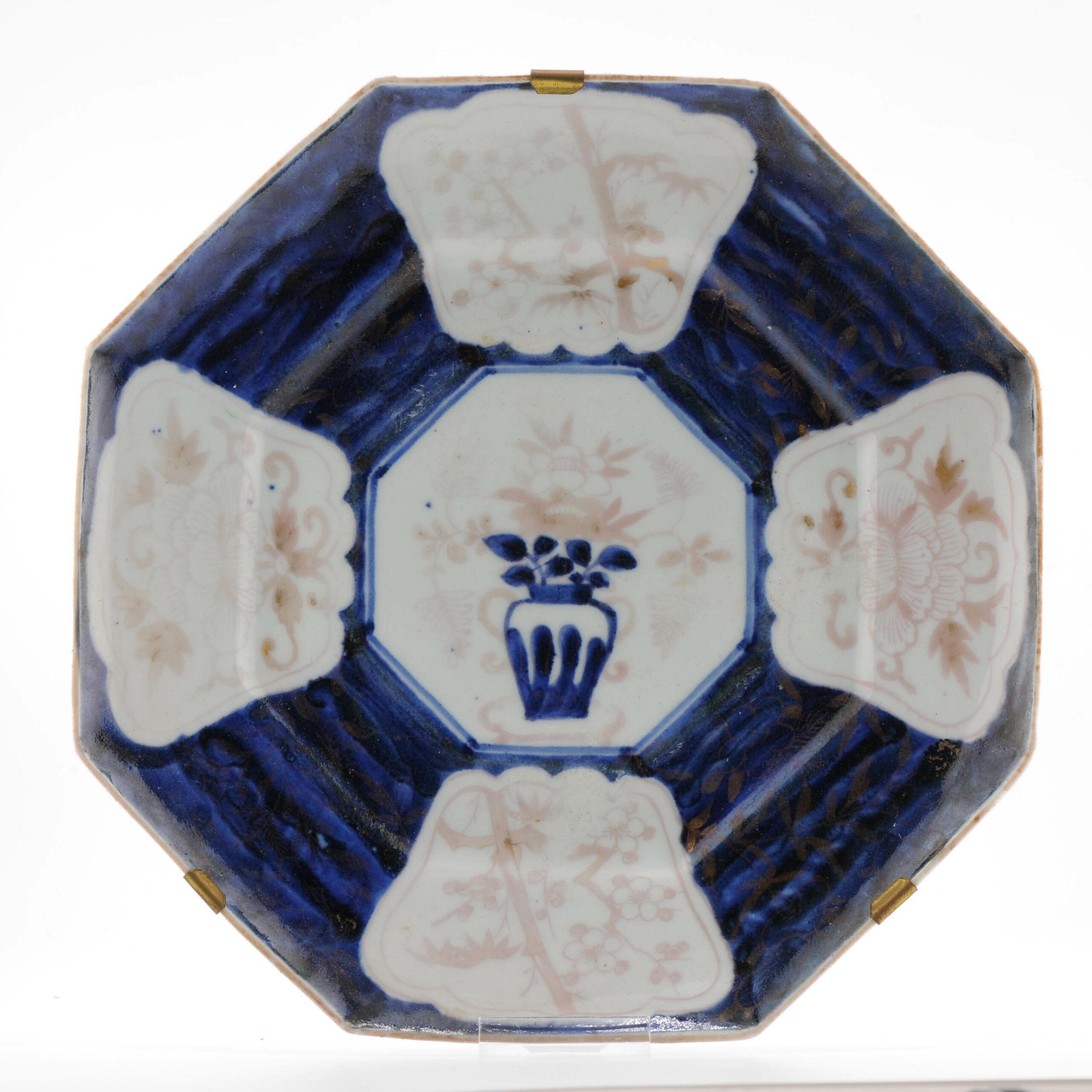 Je partage avec vous cette magnifique et inhabituelle assiette de la période Meiji (19e siècle). Il présente une scène imari très intéressante et charmante

La base n'est pas marquée.

Condit
1 bord avec un petit éclat. Taille 24.5x3.5CM