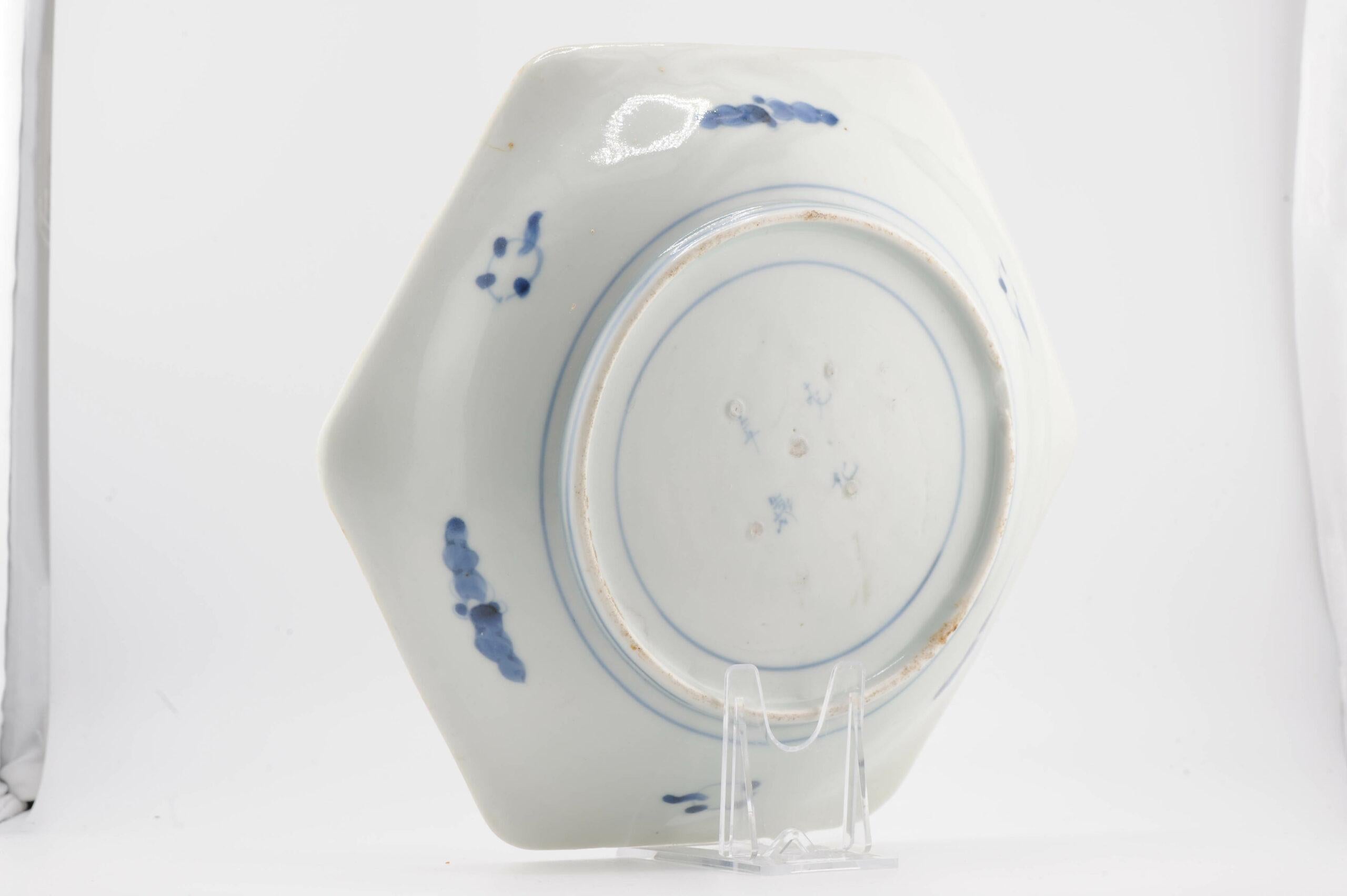 Plat japonais ancien Meiji Arita Flowers bleu et blanc du 19ème siècle en vente 4