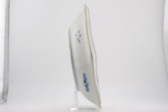 Antiguo plato de porcelana japonesa del siglo XIX Meiji Arita Flores Azul Blanco