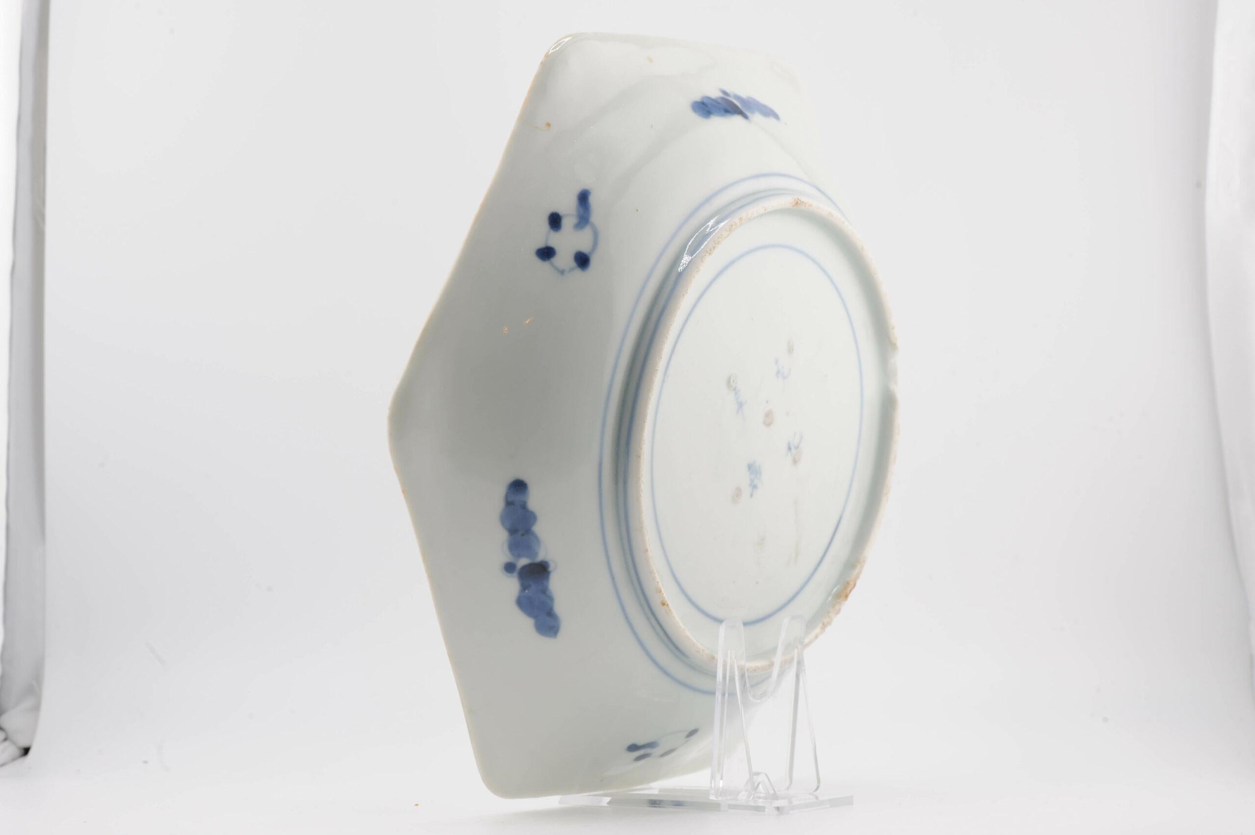 Plat japonais ancien Meiji Arita Flowers bleu et blanc du 19ème siècle Bon état - En vente à Amsterdam, Noord Holland