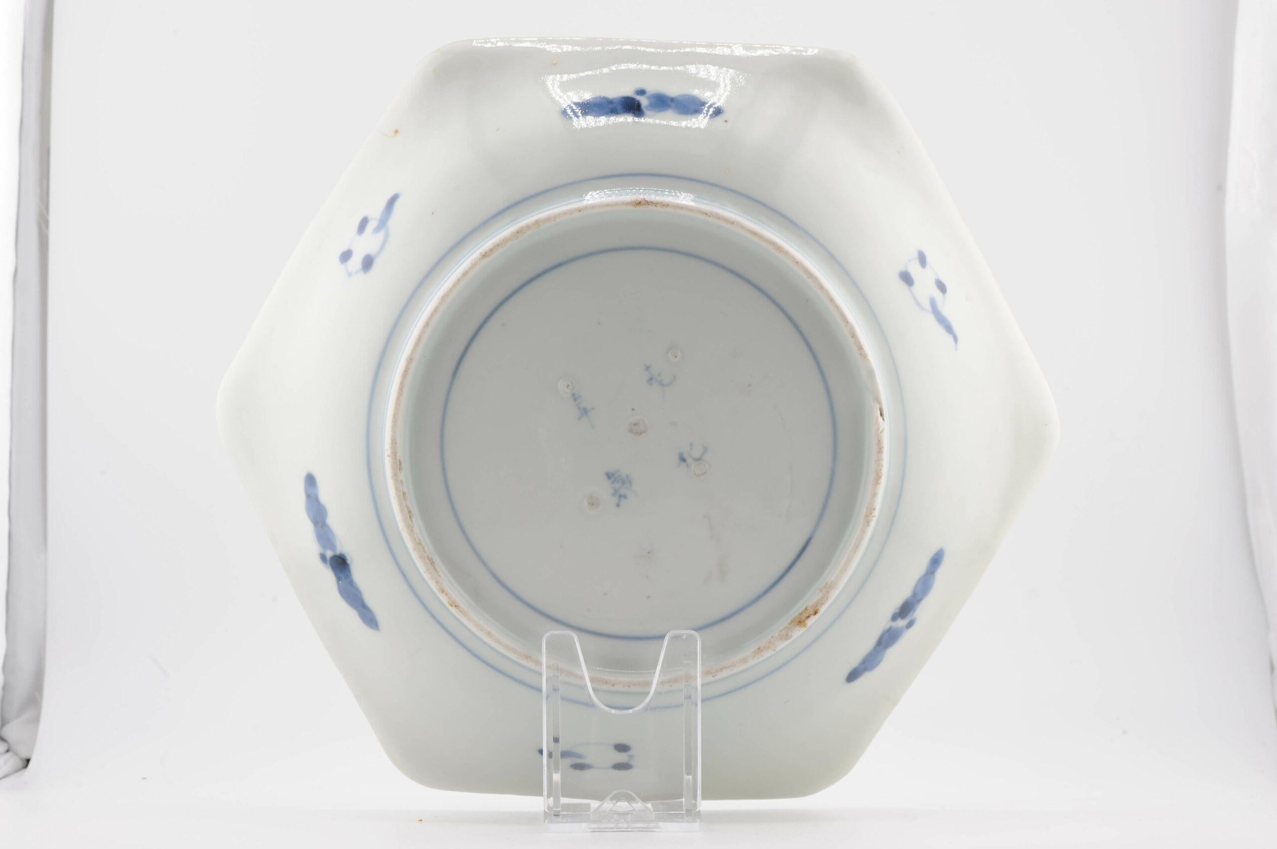 XVIIIe siècle et antérieur Plat japonais ancien Meiji Arita Flowers bleu et blanc du 19ème siècle en vente