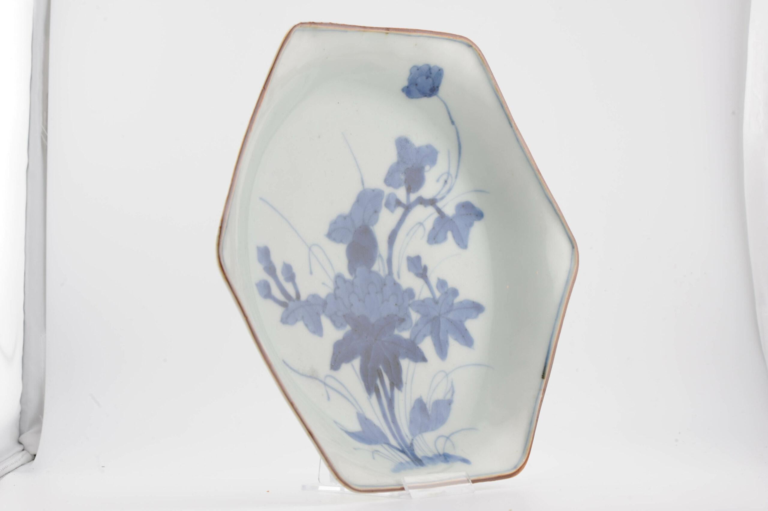Porcelaine Plat japonais ancien Meiji Arita Flowers bleu et blanc du 19ème siècle en vente
