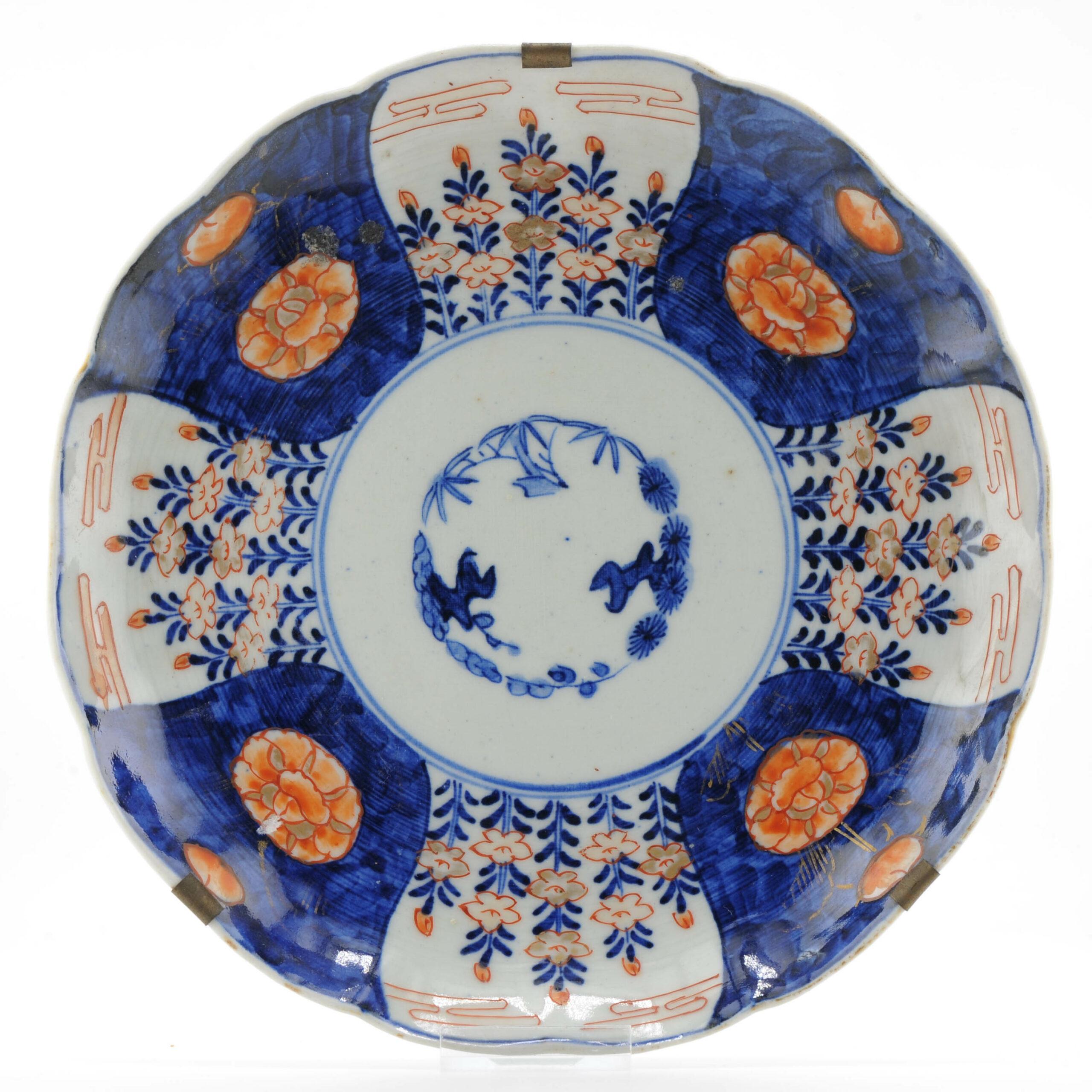 Condividiamo con te questo insolito e magnifico piatto del periodo Meiji (XIX secolo). Presenta una scena imari molto interessante e graziosa

Non è segnato alla base.

Condizione
Perfetto. Dimensioni 21.7x3.3CM DiametroxAltezza
Periodo
XIX secolo