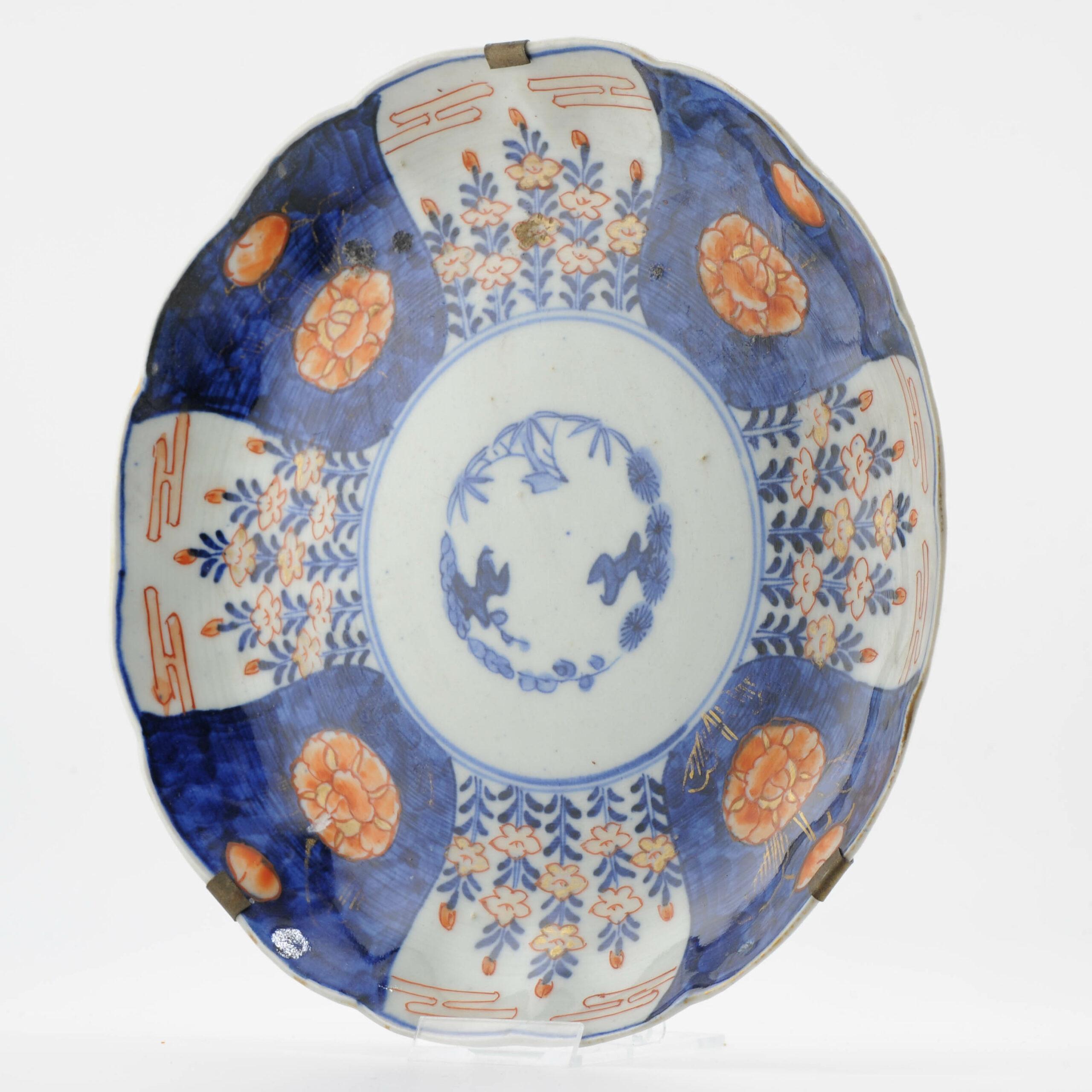 Antico piatto in porcellana giapponese Meiji Arita Imari Polychrome del XIX secolo In condizioni buone in vendita a Amsterdam, Noord Holland
