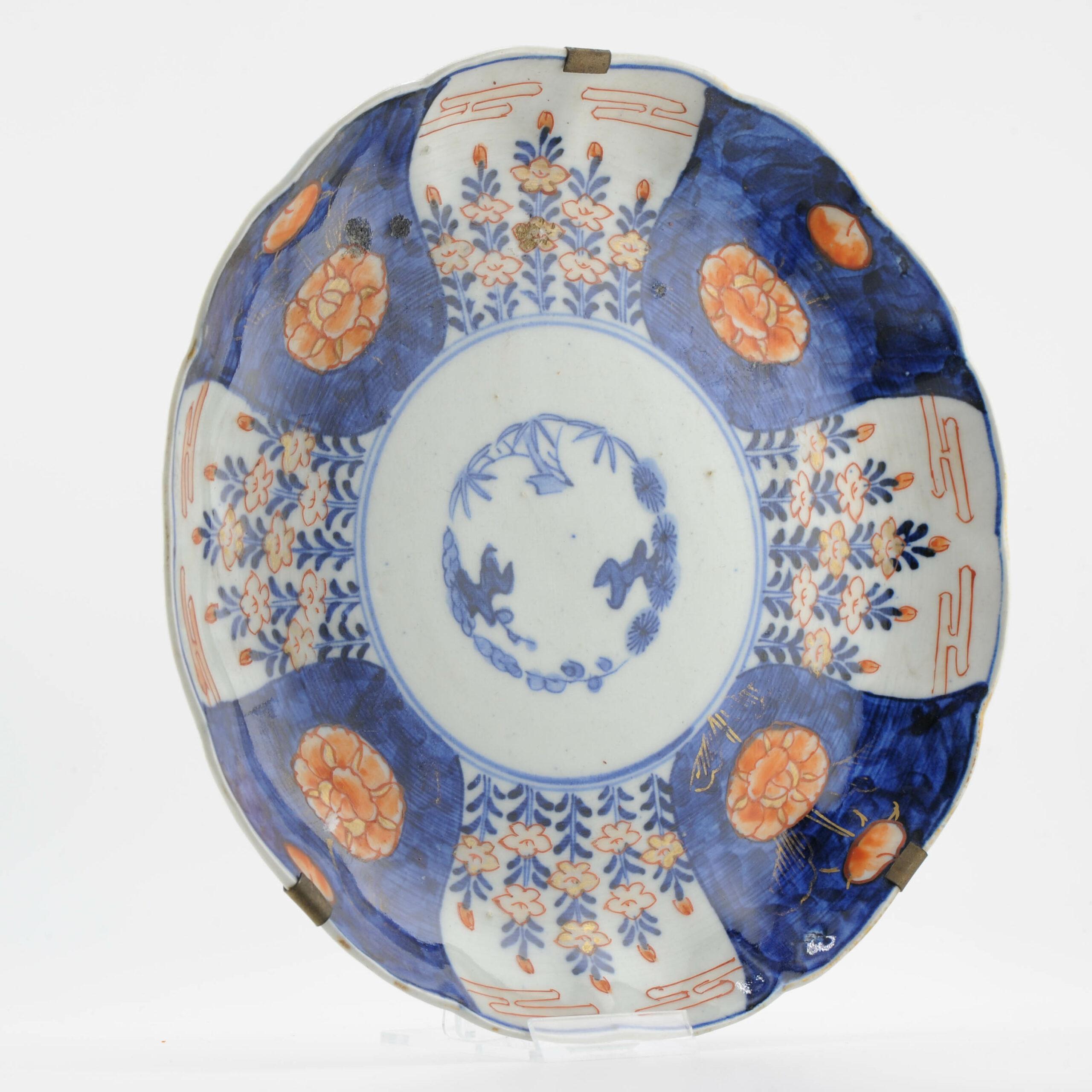 Fino al XVIII secolo Antico piatto in porcellana giapponese Meiji Arita Imari Polychrome del XIX secolo in vendita