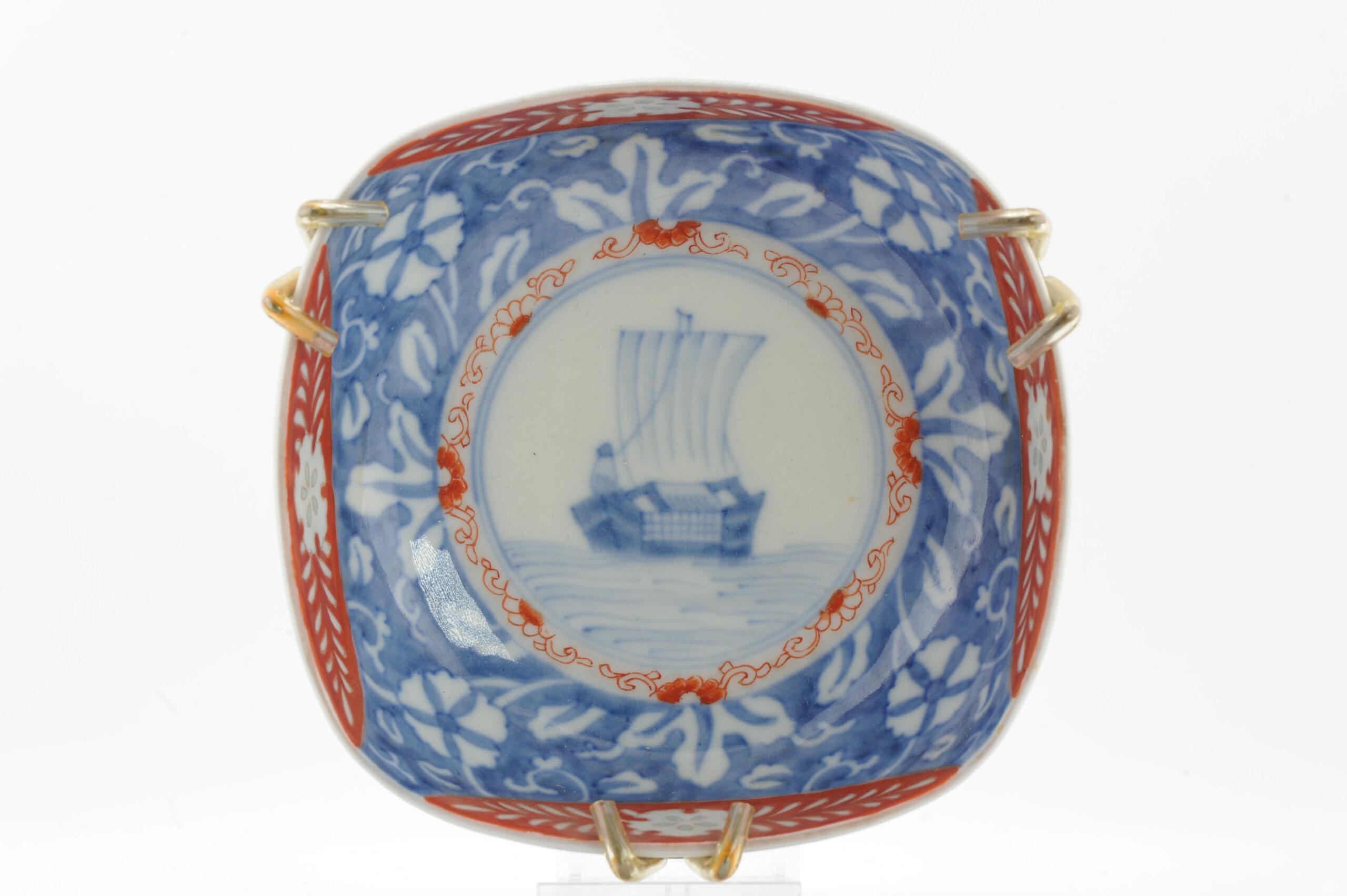 Je partage avec vous ce magnifique et inhabituel bol de la période Meiji (19e siècle). Il présente une scène bleue, rouge et or très intéressante et charmante

La base n'est pas marquée.

Condit
Parfait. Taille 13x5CM DiamètrexHauteur
Période
19e