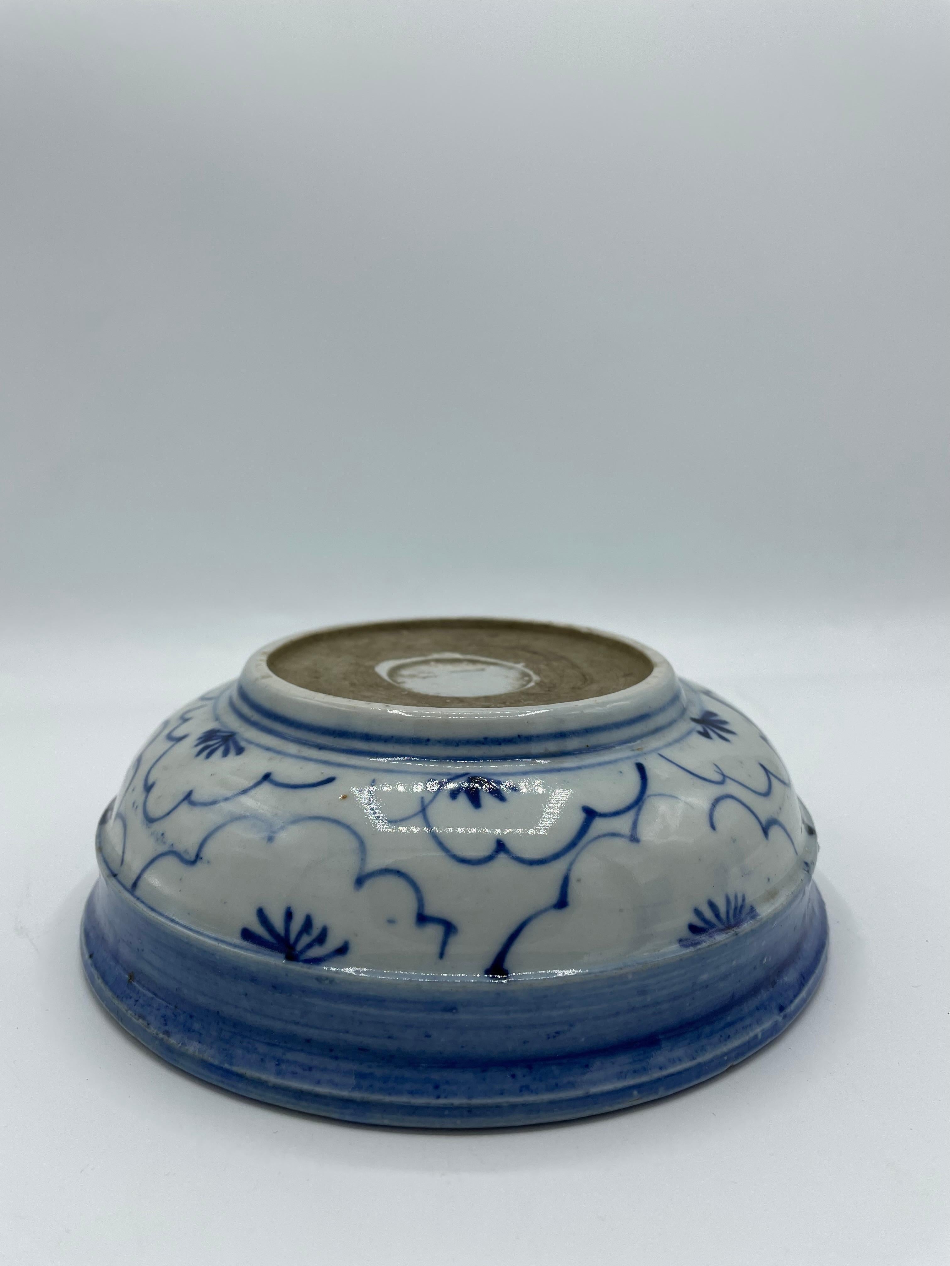 Peint à la main Bol de service japonais ancien en porcelaine bleue des années 1920  en vente