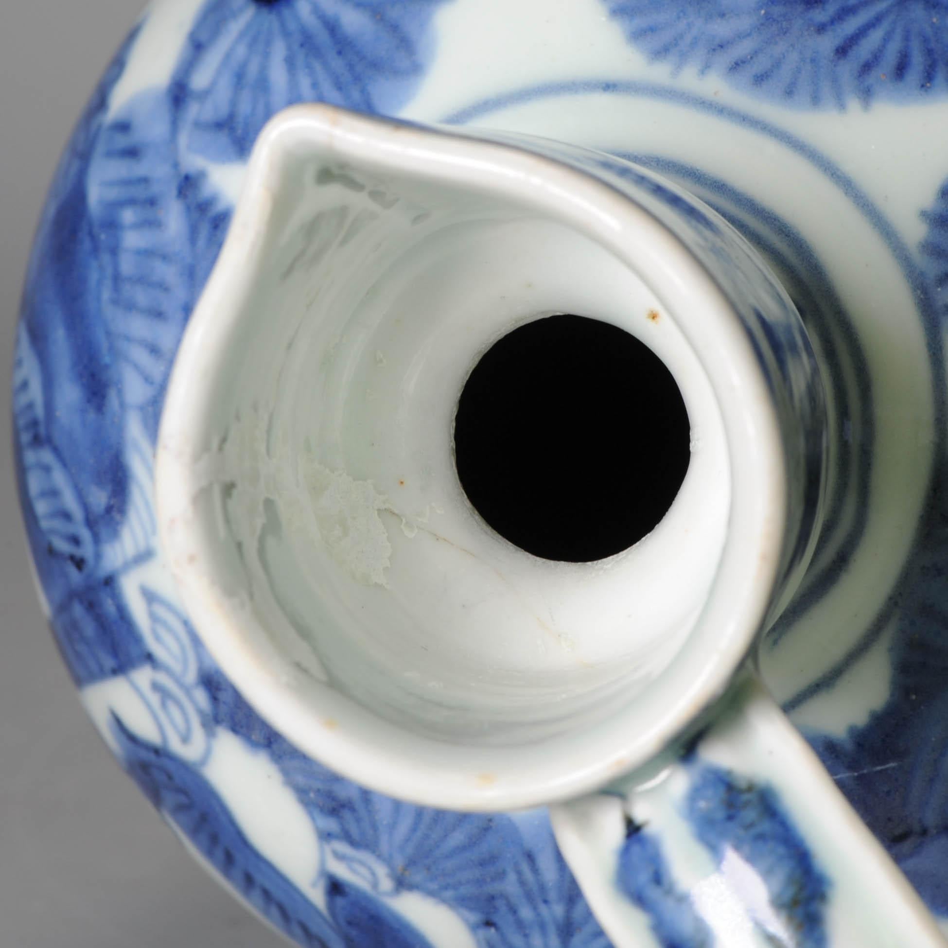 Rare et belle cruche en porcelaine japonaise Arita . Scène avec personnages et oiseaux dans un paysage.

Cette cruche ou aiguière en porcelaine d'exportation japonaise du XVIIe siècle, fours d'Arita vers 1670-1690, est peinte en bleu et blanc. Le