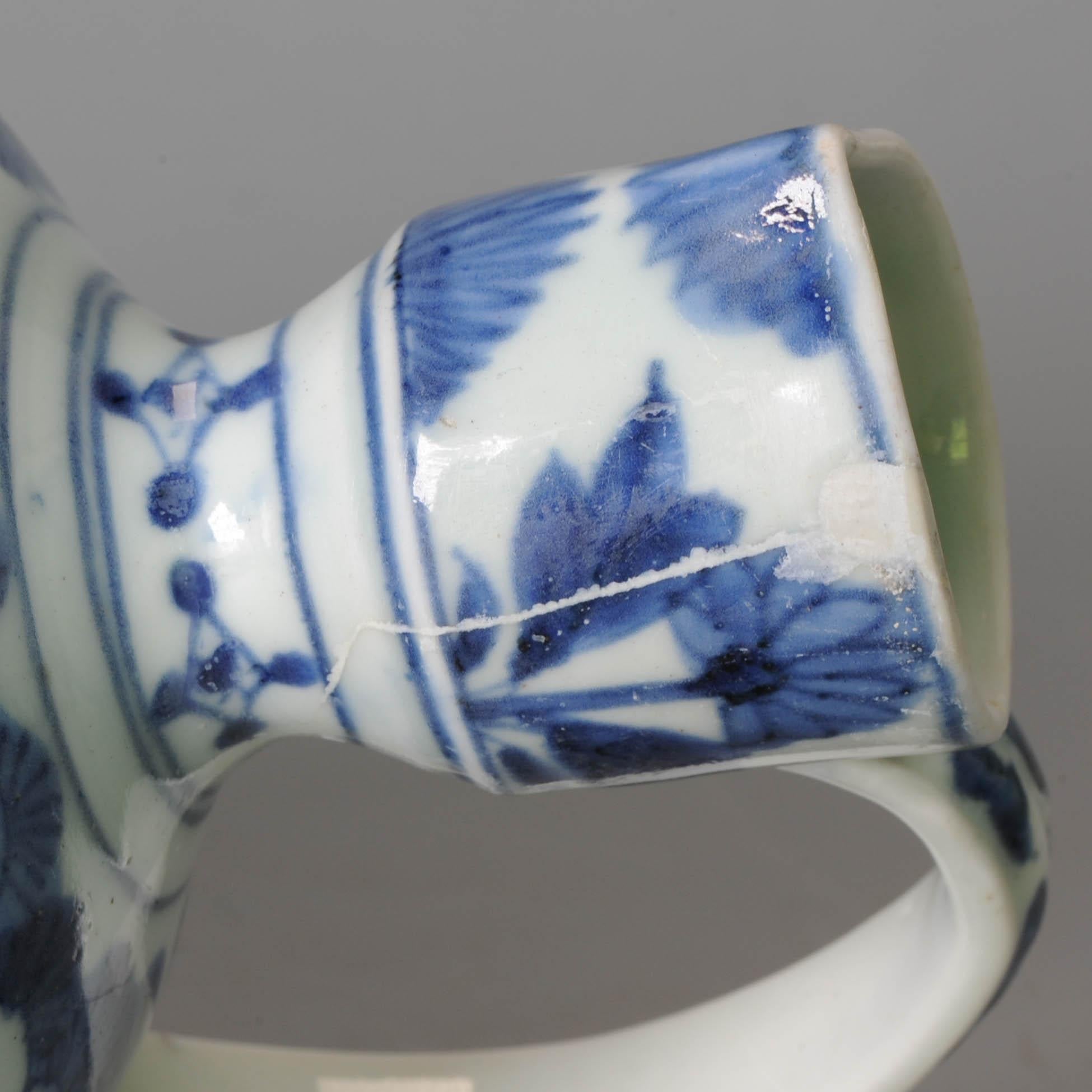Japonais Figurine d'aiguière à pichet Arita en porcelaine japonaise bleue et blanche de la période Edo, 17e siècle en vente