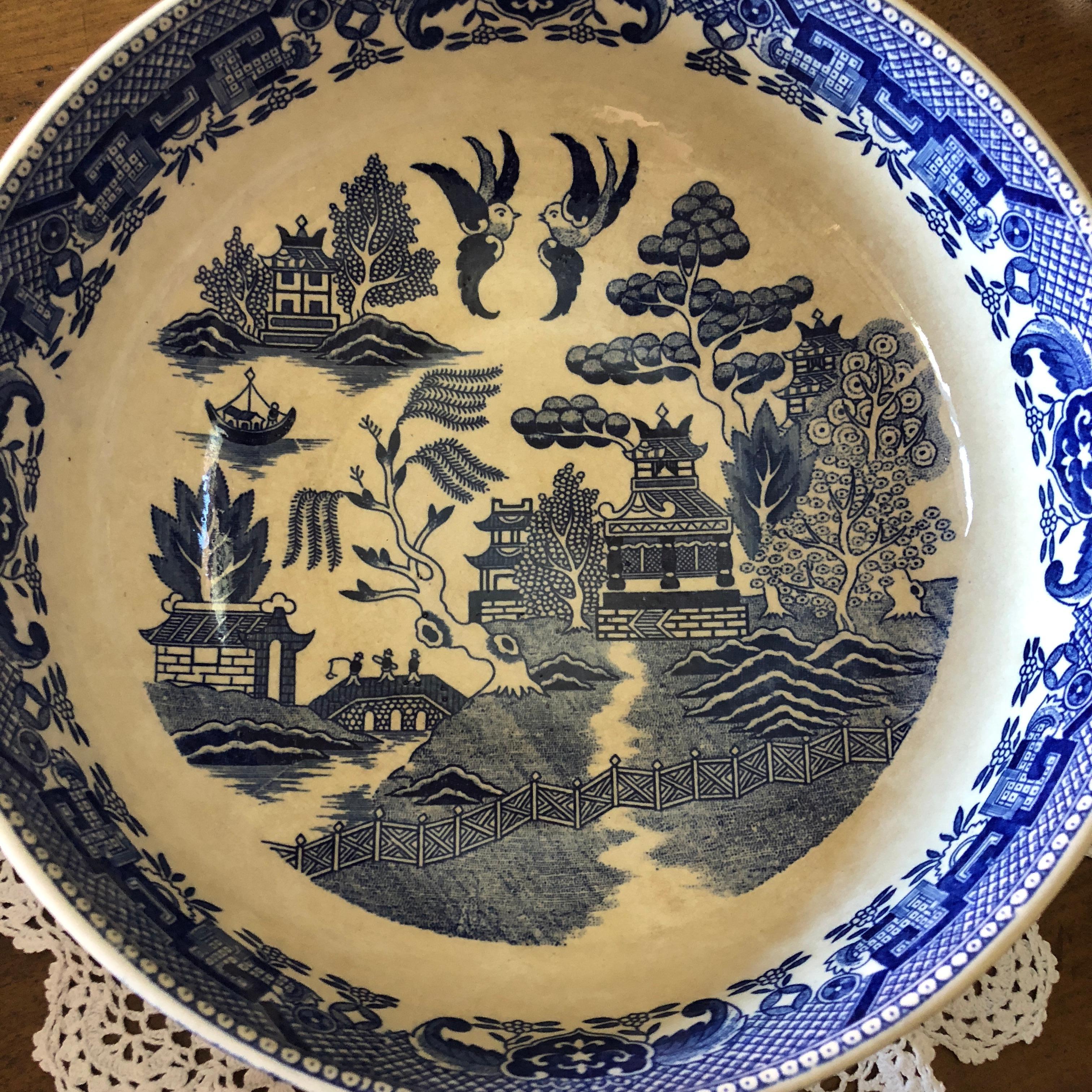 Japonisme Antique Japanese Porcelain Bowls, Hand Painted Willow Pattern, Matching Pair For Sale