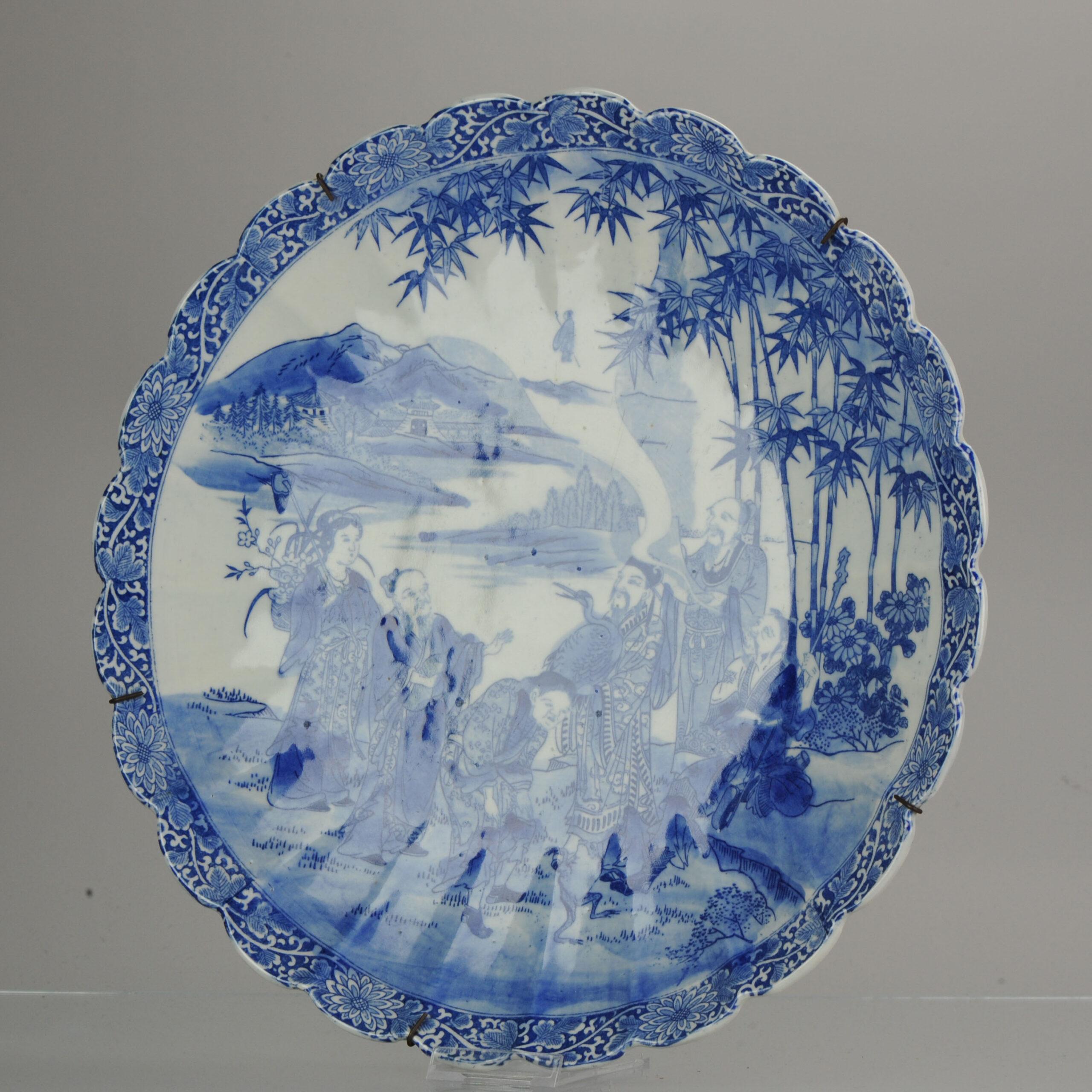 Grande e sorprendente caricatore con una scena Paesaggio. È visibile anche una rana che balla. Il lato anteriore sembra stampato.

Informazioni aggiuntive:
Materiale: Porcellana e ceramica
Regione di origine: Giappone
Periodo: xVIII secolo
Periodo