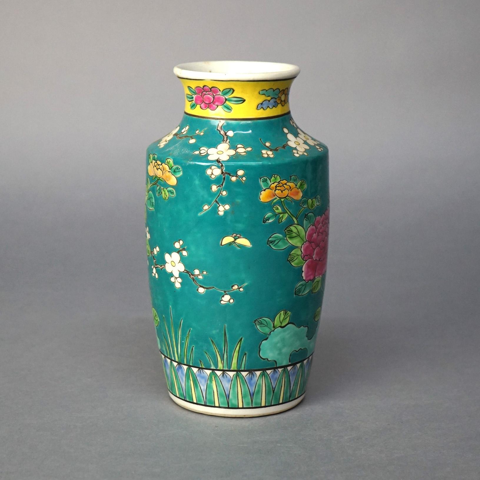 Antike japanische Porzellan emailliert Garten Szene Vase mit Vögeln und Blumen C1910 im Zustand „Gut“ im Angebot in Big Flats, NY