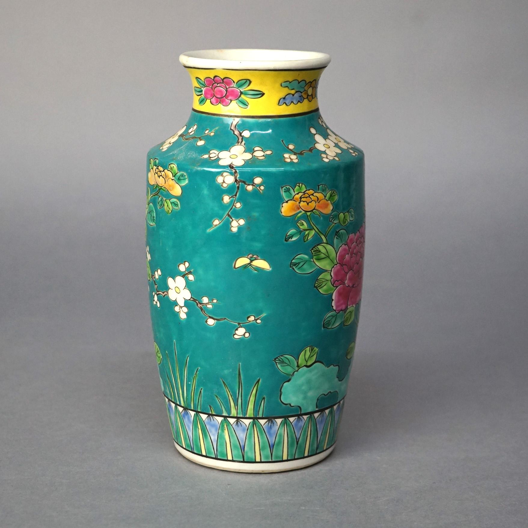 Antike japanische Porzellan emailliert Garten Szene Vase mit Vögeln und Blumen C1910 (20. Jahrhundert) im Angebot