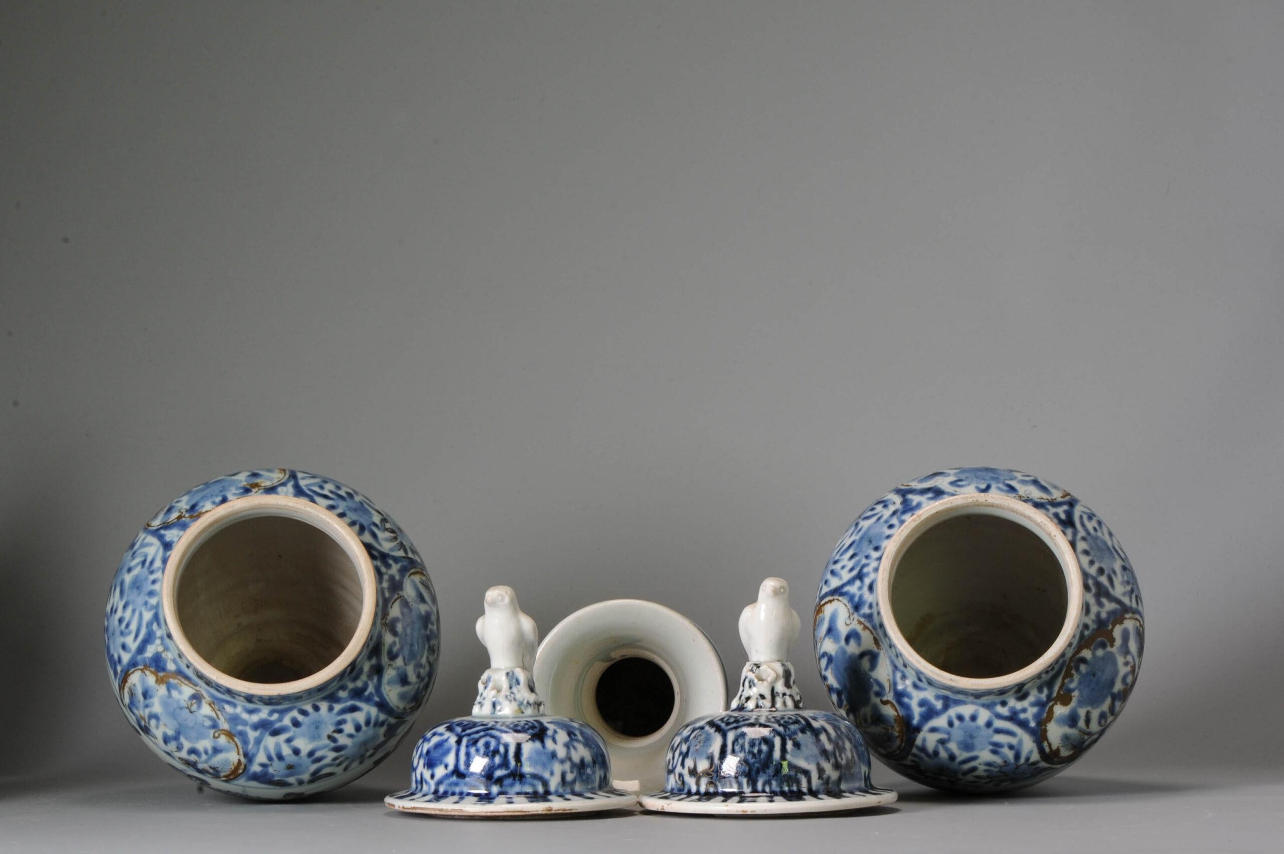 Un fantastico set per decorare la tua casa. Interessanti e ben fatti i rapaci su roccia come manici dei coperchi.

I due vasi a balaustro in porcellana Arita con coperchio. Il tutto decorato con una bella decorazione floreale e aggiunta di lacca