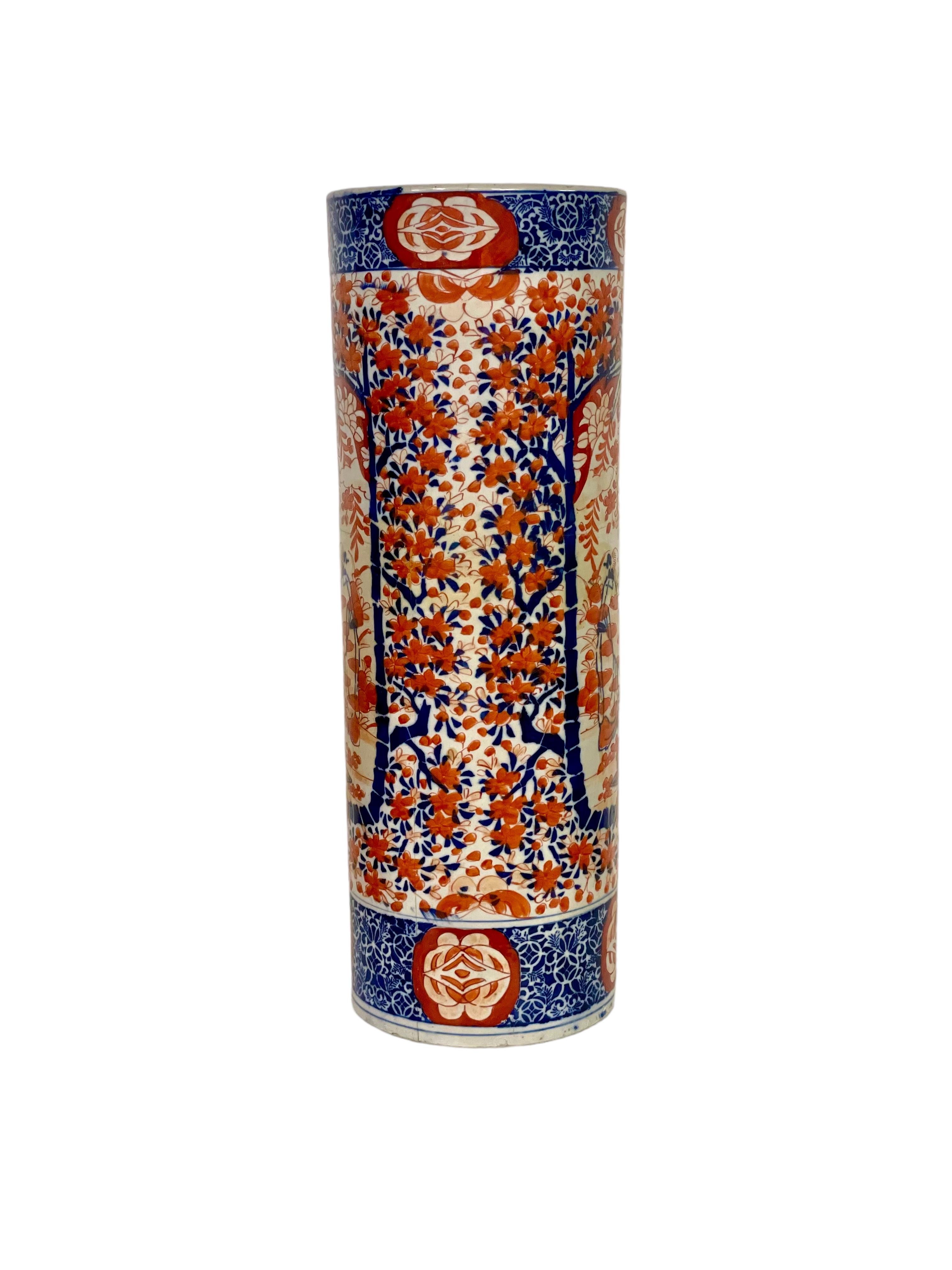 Decoración ideal para un recibidor elegante, este paragüero japonés de Imari Porcelain data de finales del siglo XIX. Conocida por su colorido estilo decorativo, la porcelana Imari presenta vívidos diseños pintados a mano en brillantes tonos azul
