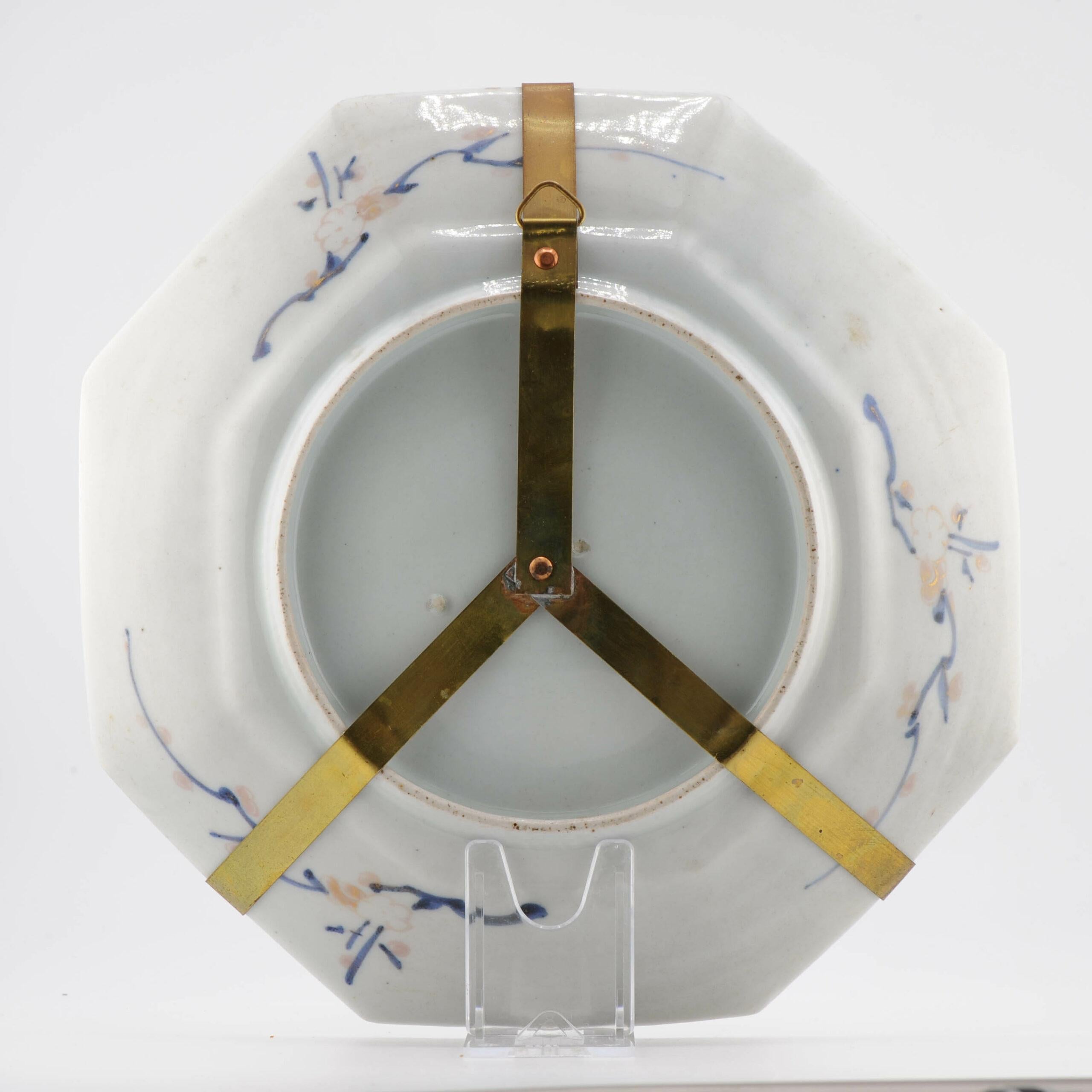 Antico piatto Imari Porcelain giapponese Meiji Arita figurato e policromo, XIX C. In condizioni buone in vendita a Amsterdam, Noord Holland