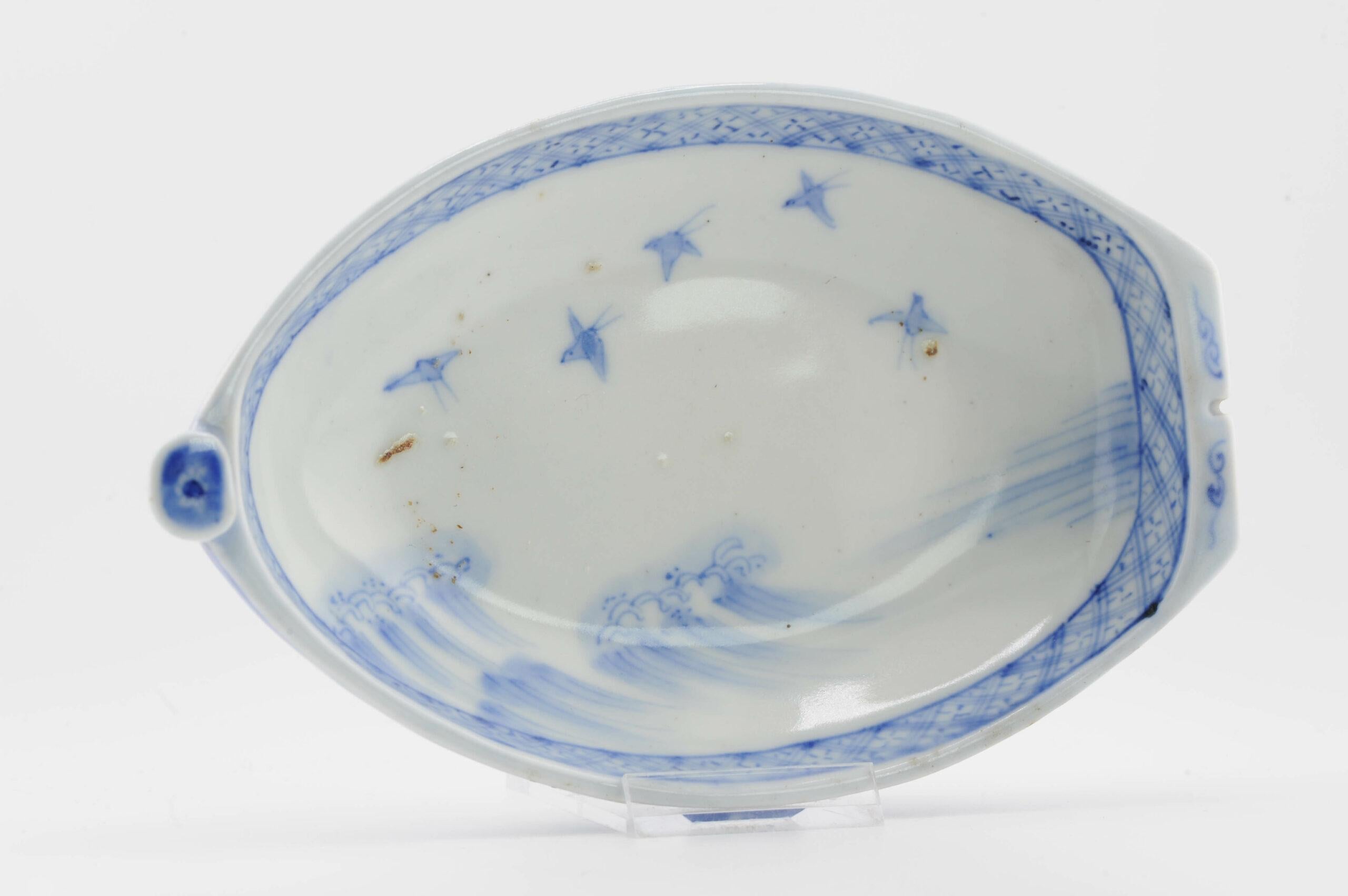 Antique Japanese Porcelain Meiji Period Arita Boat Shaped Blue And White Bowl In Excellent Condition For Sale In Amsterdam, Noord Holland